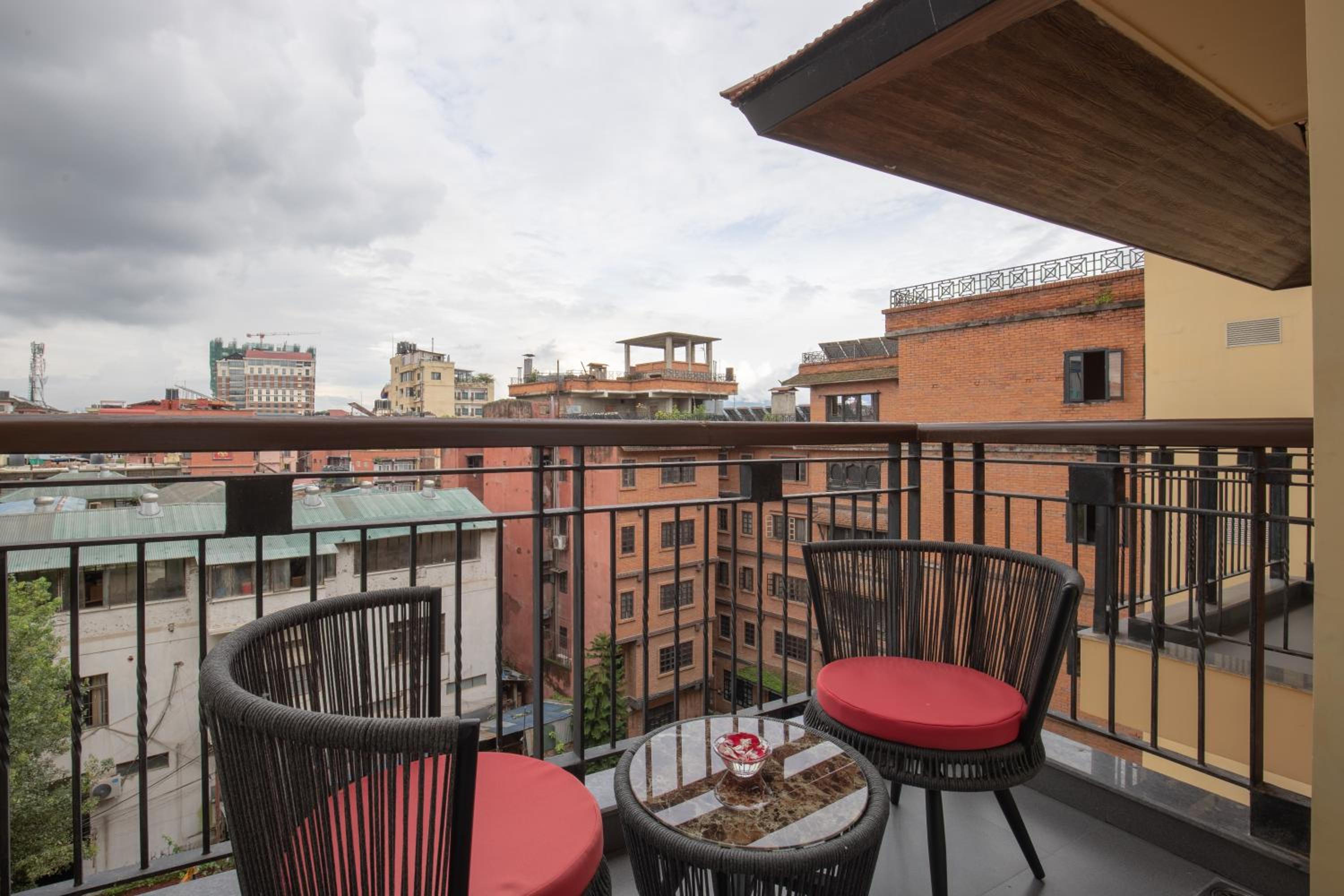 Deluxe King Room,with Balcony and City View - Non Smoking (10% off on Food and Soft Beverages) - Photo 11