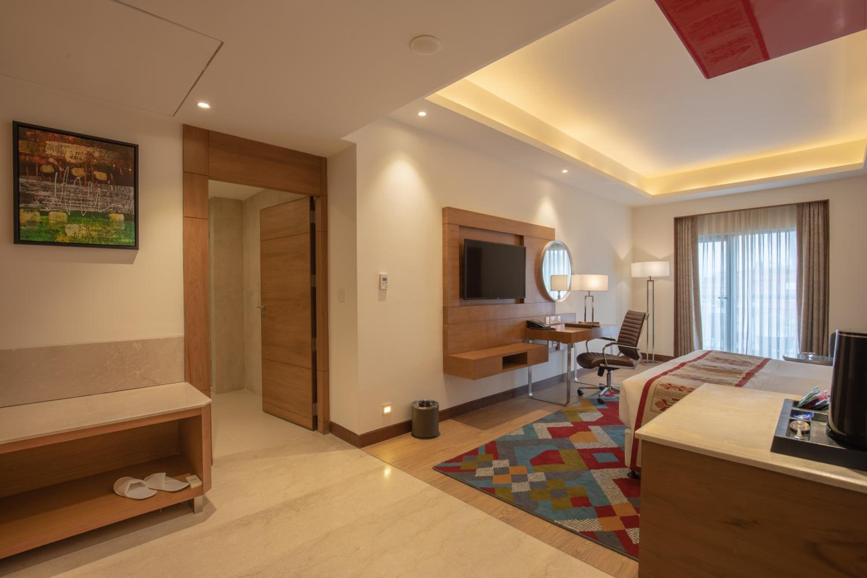 Deluxe King Room,with Balcony and City View - Non Smoking (10% off on Food and Soft Beverages) - Photo 2
