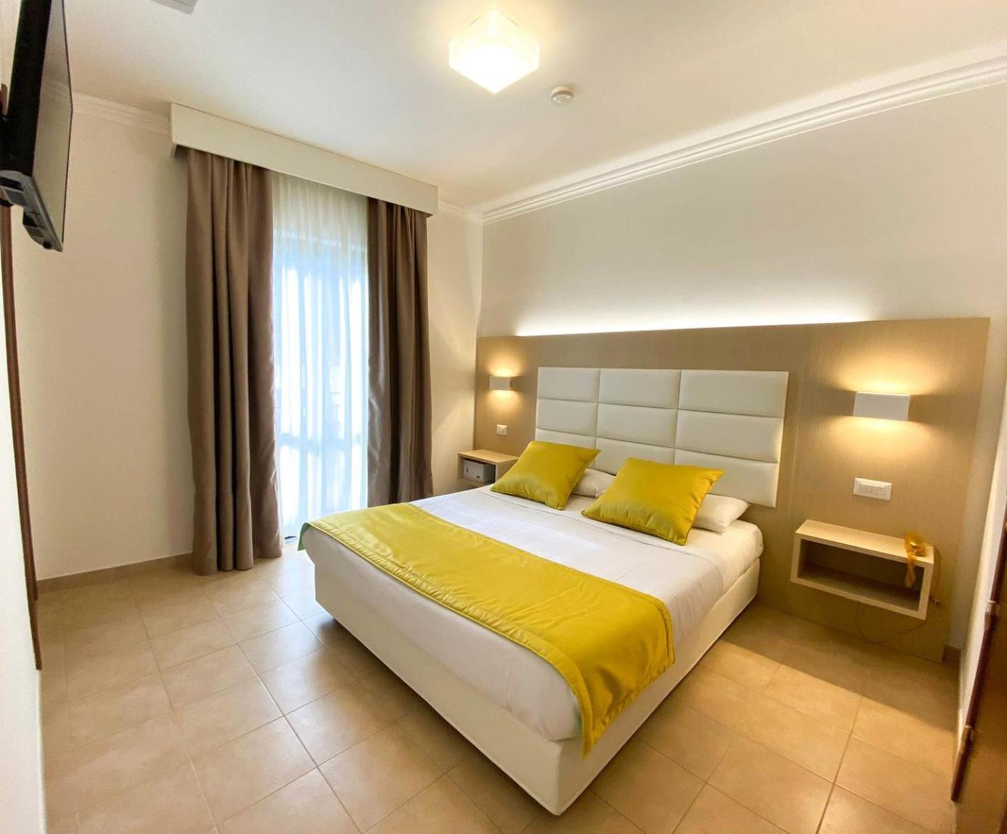 Double or Twin Room with Balcony and Lateral Lake View photo 2