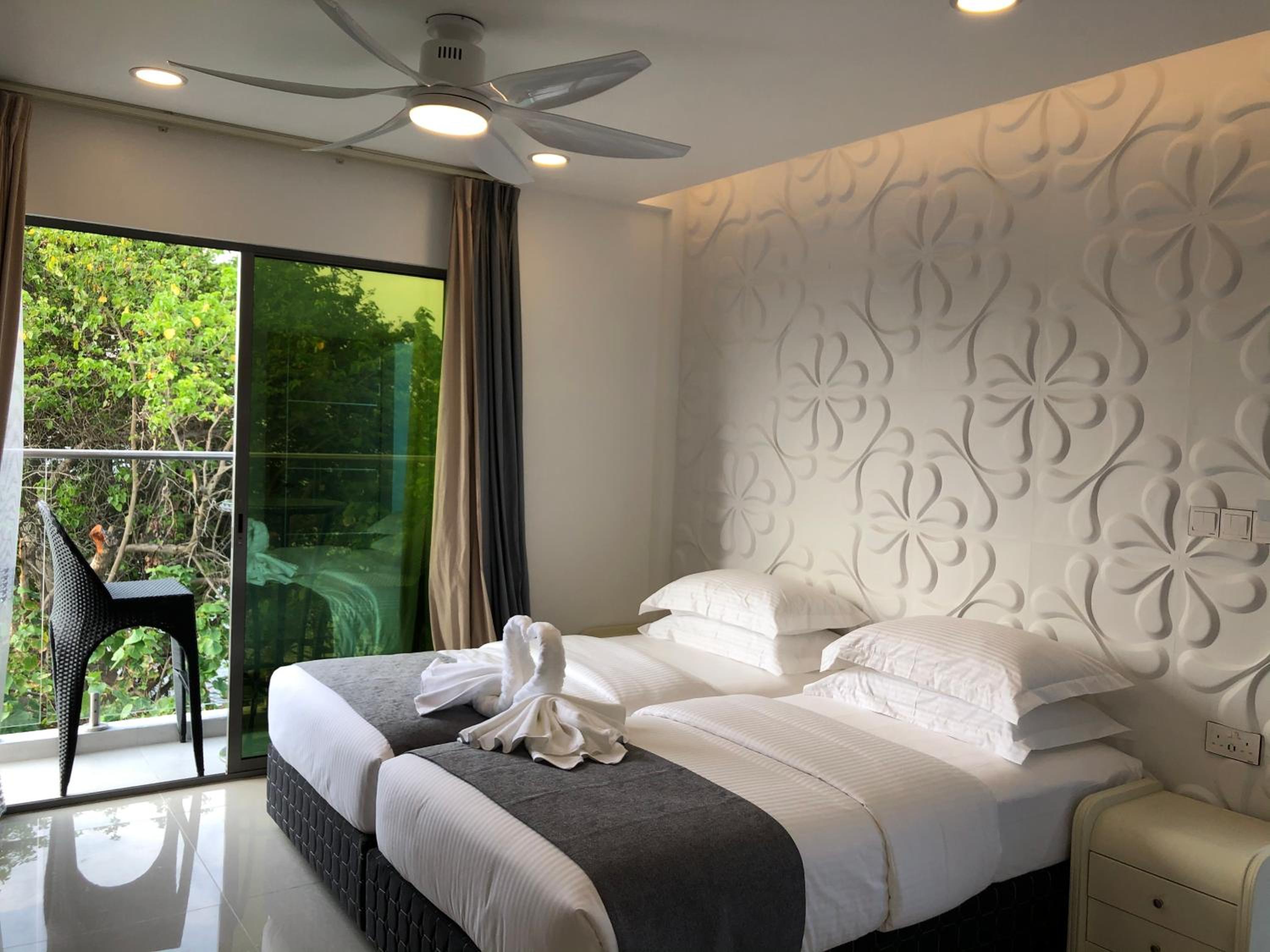Deluxe Double Room with Balcony and Sea View - Photo 10