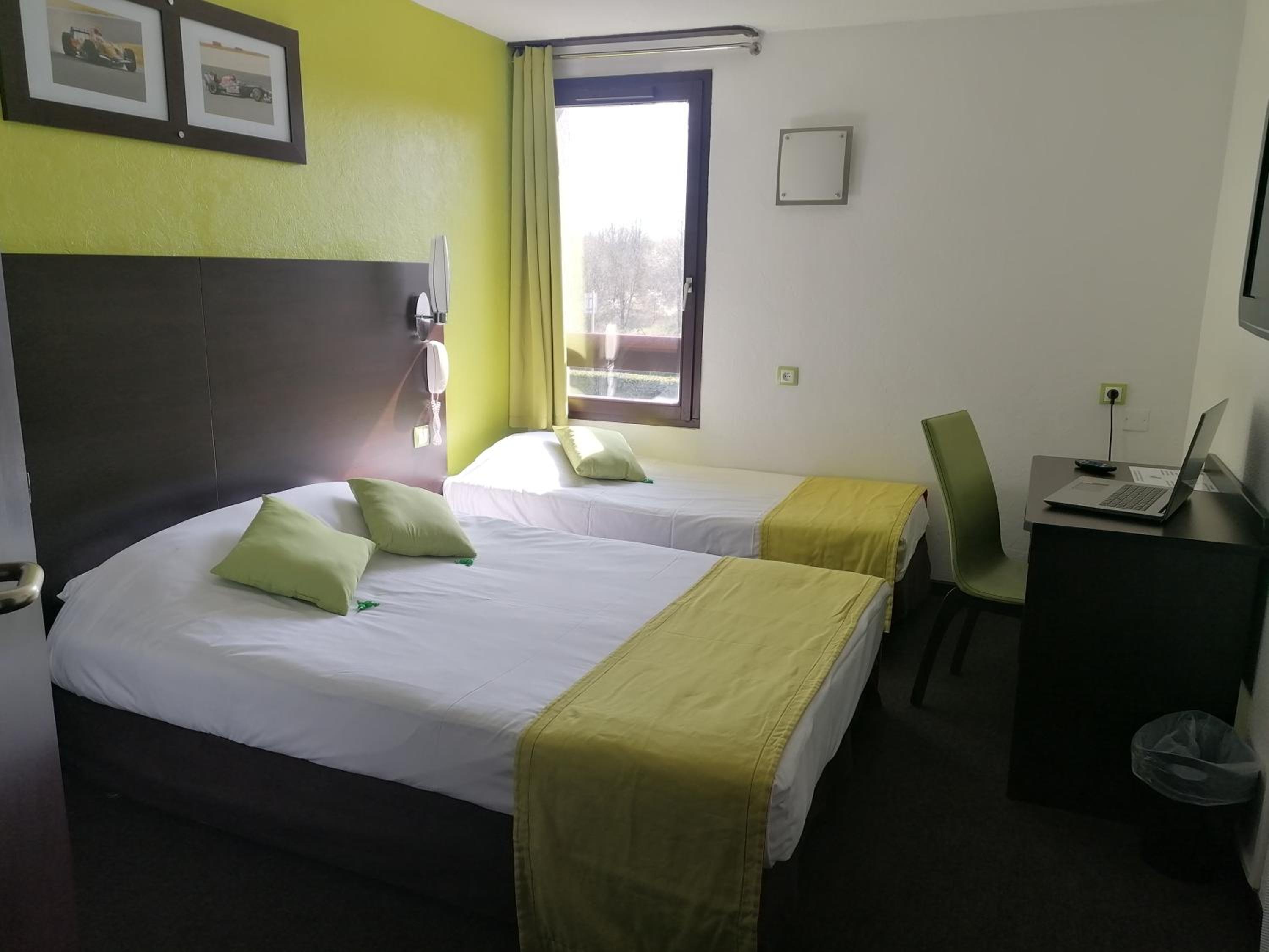 Triple Room with 1 Double and 1 Single Bed - Photo 1