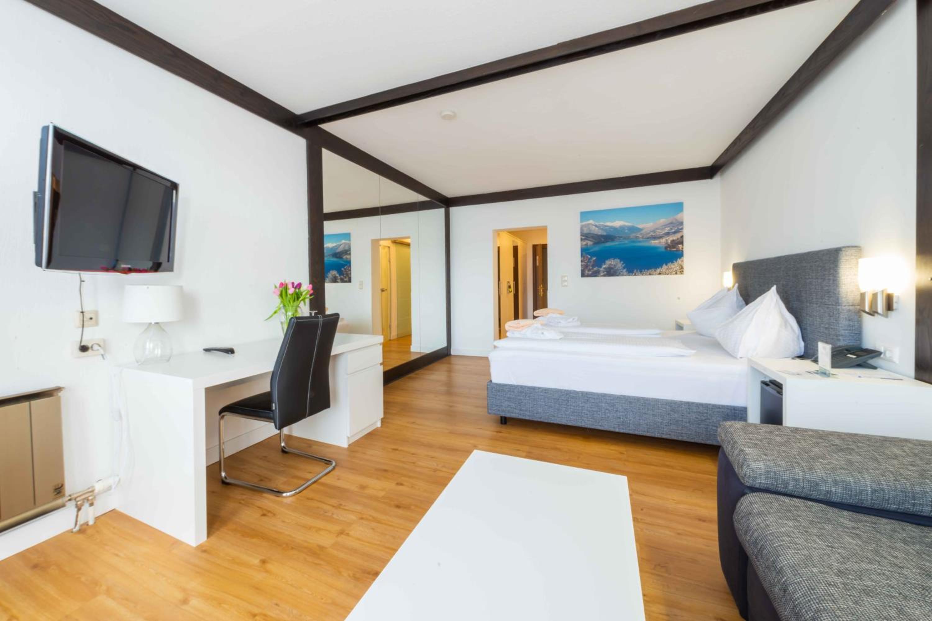 Double Room with Balcony and Lake View photo 2