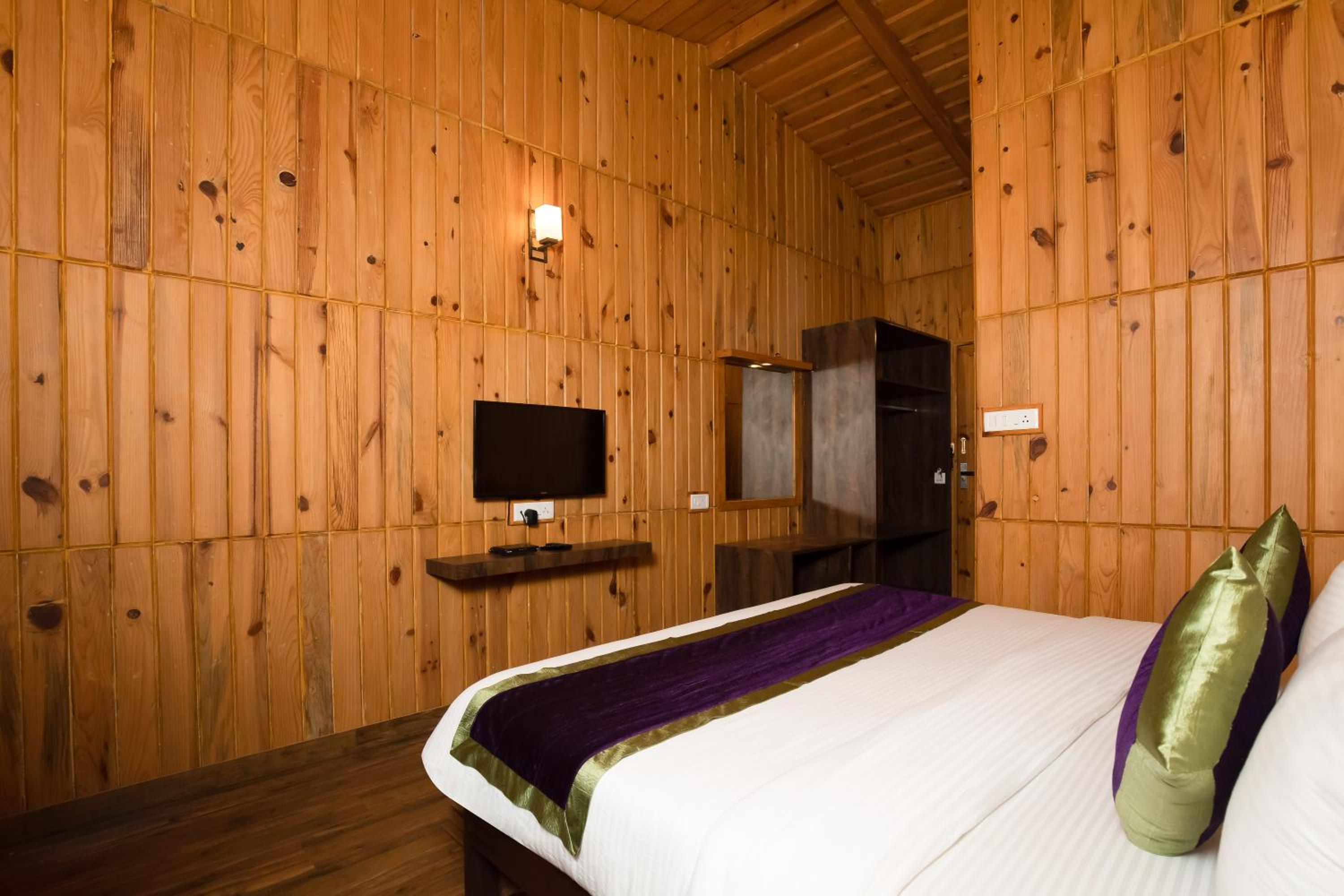 Deluxe Double Room with Balcony - Photo 8