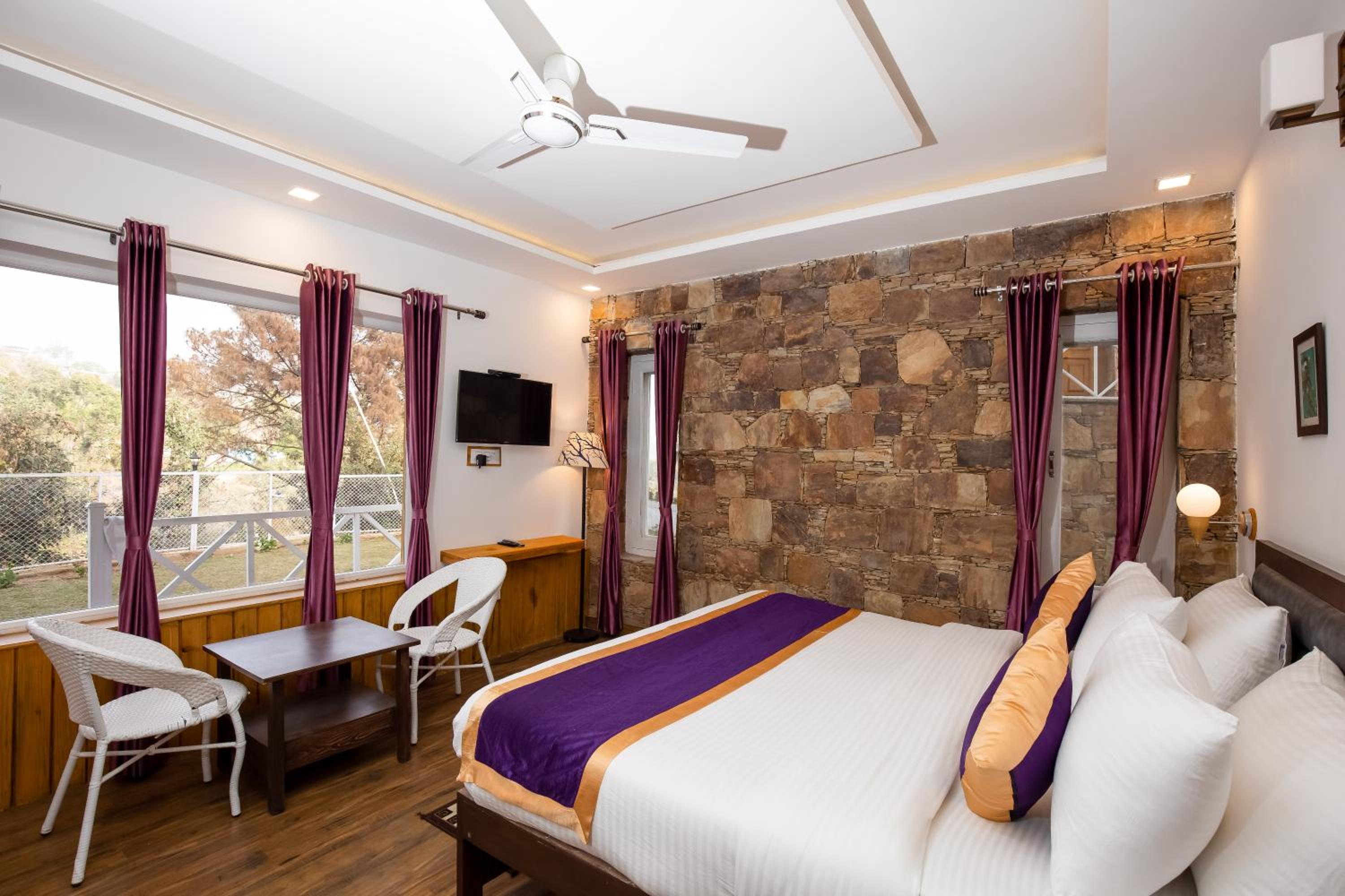 Deluxe Double Room with Balcony - Photo 3