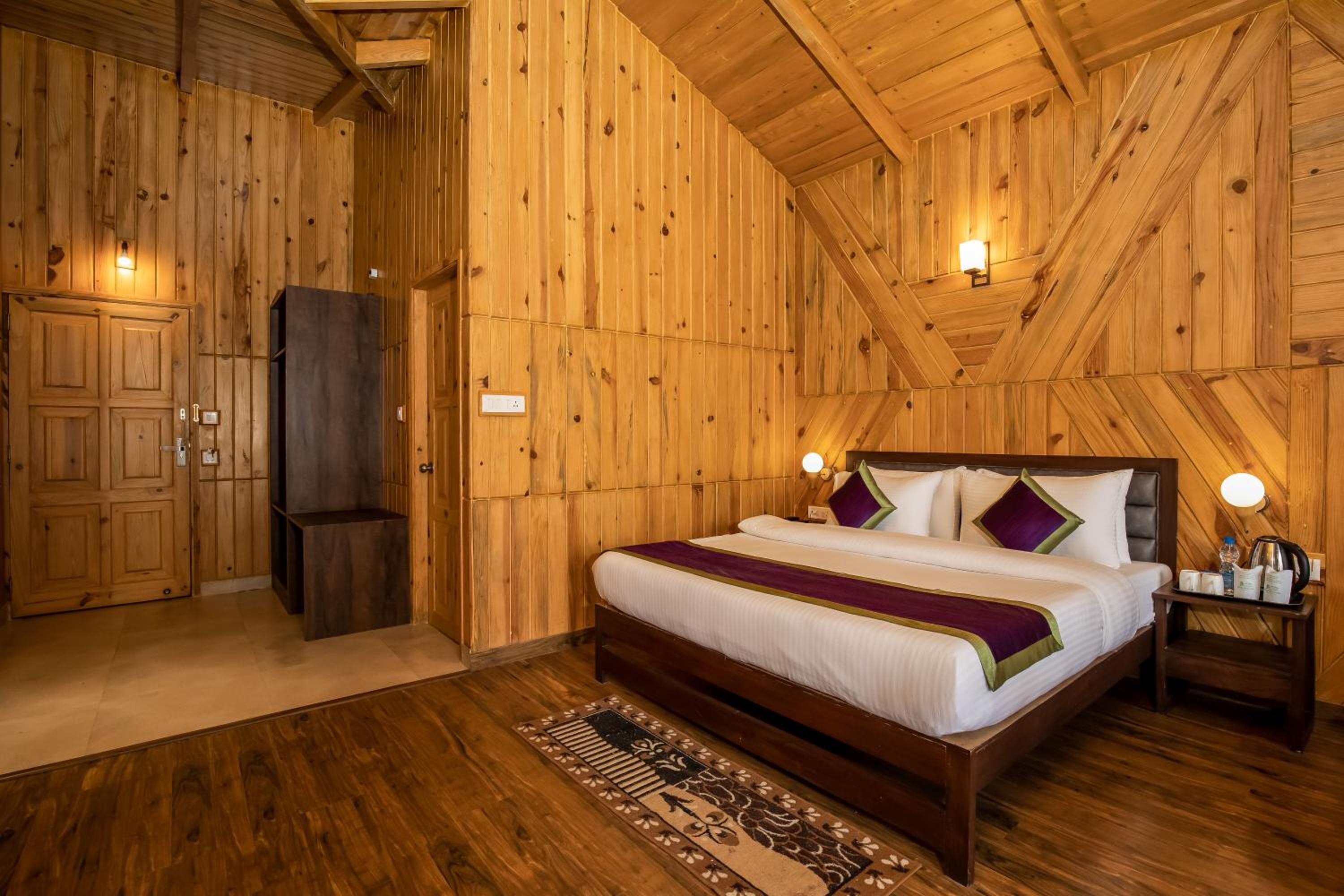 Deluxe Double Room with Balcony - Photo 14