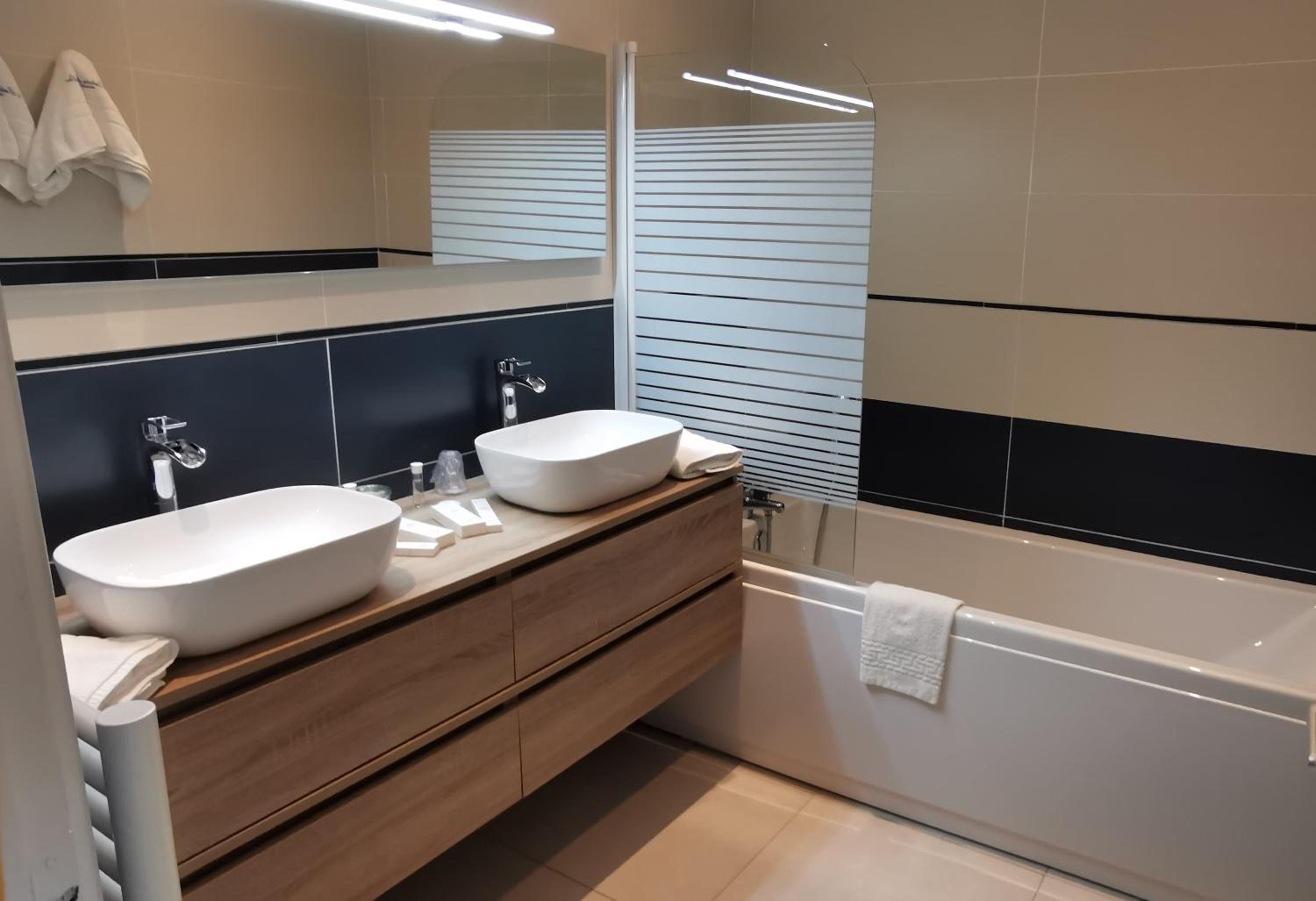 Deluxe Suite - Photo 3
