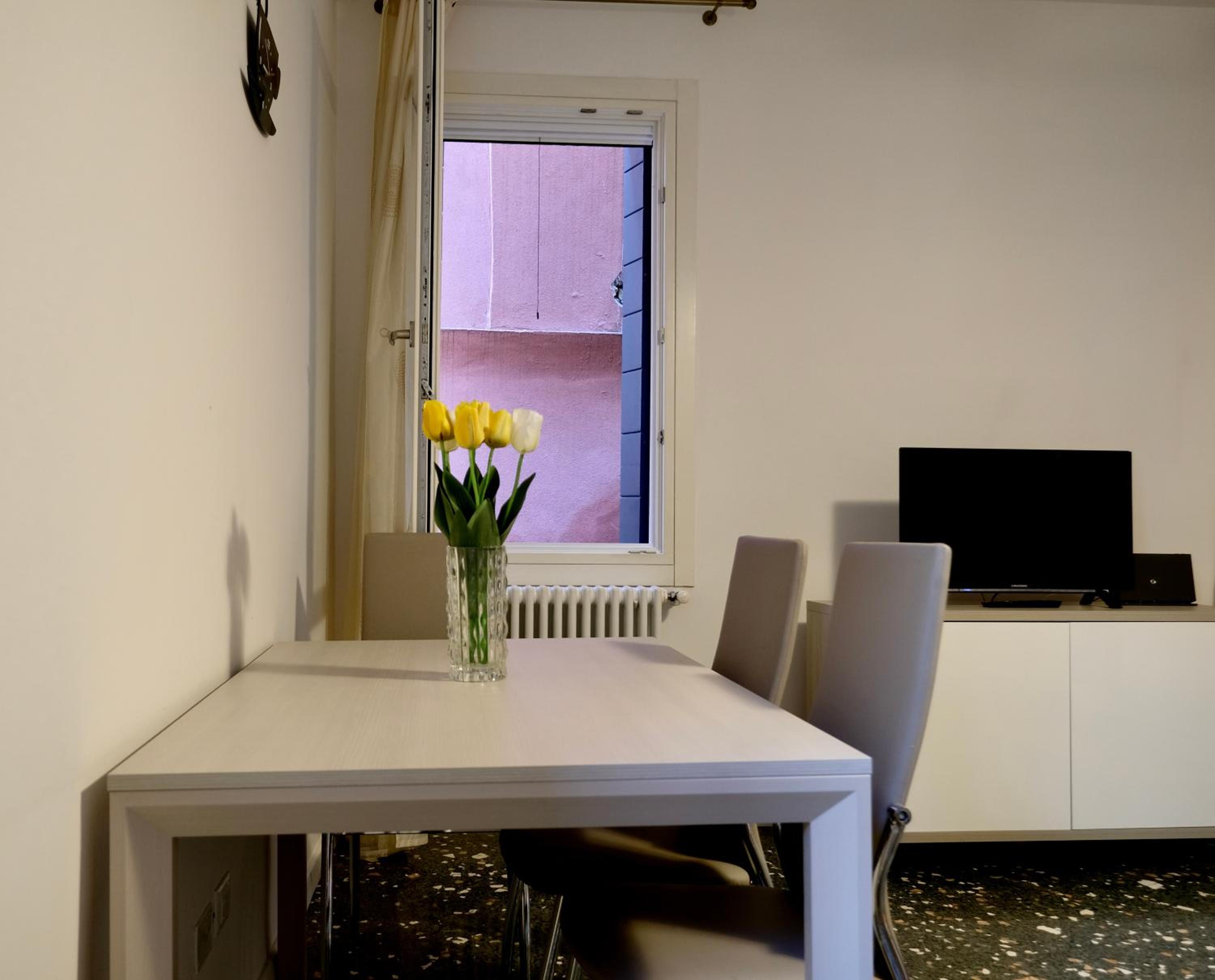 One-Bedroom Apartment photo 2