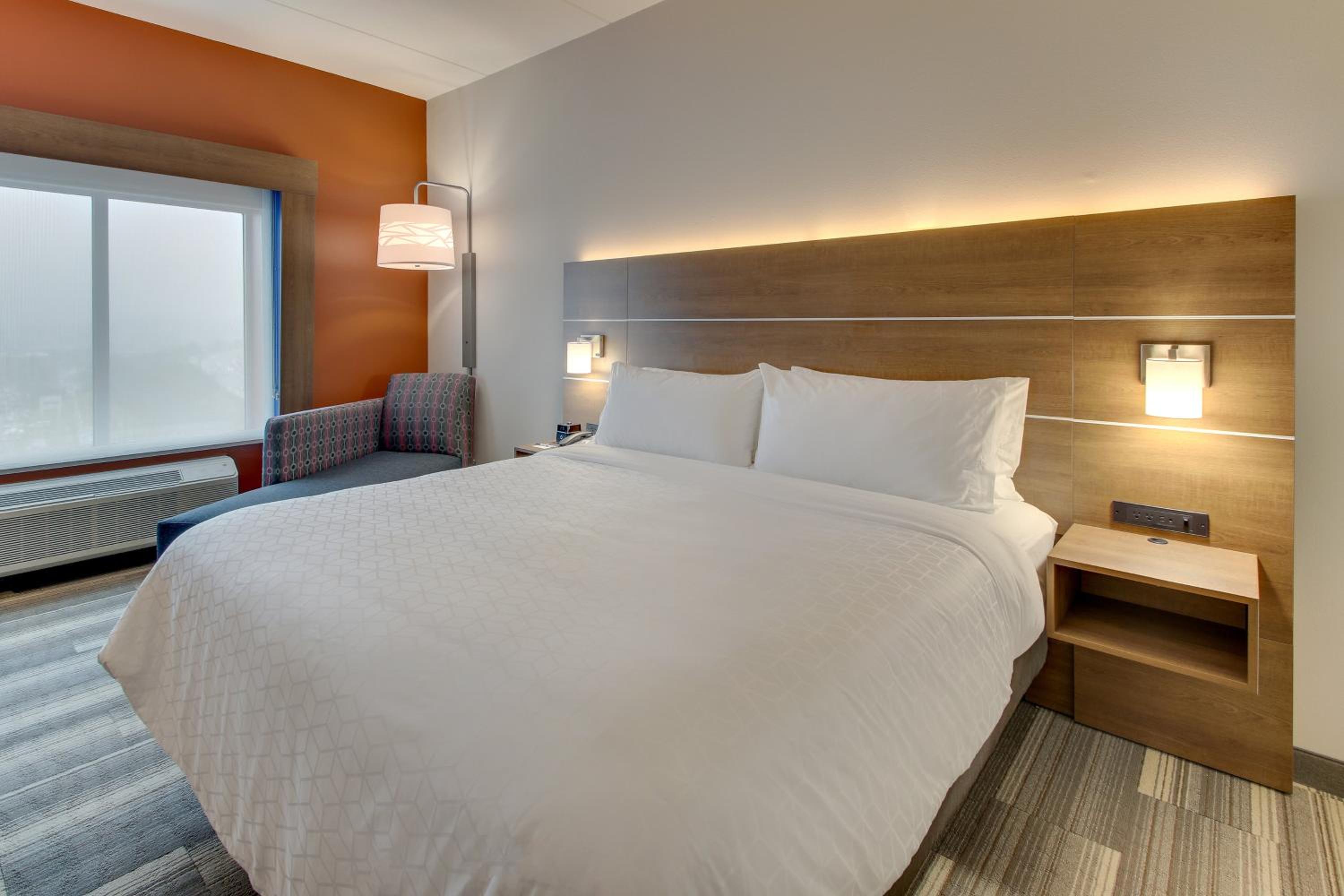 Standard King Room - Photo 11
