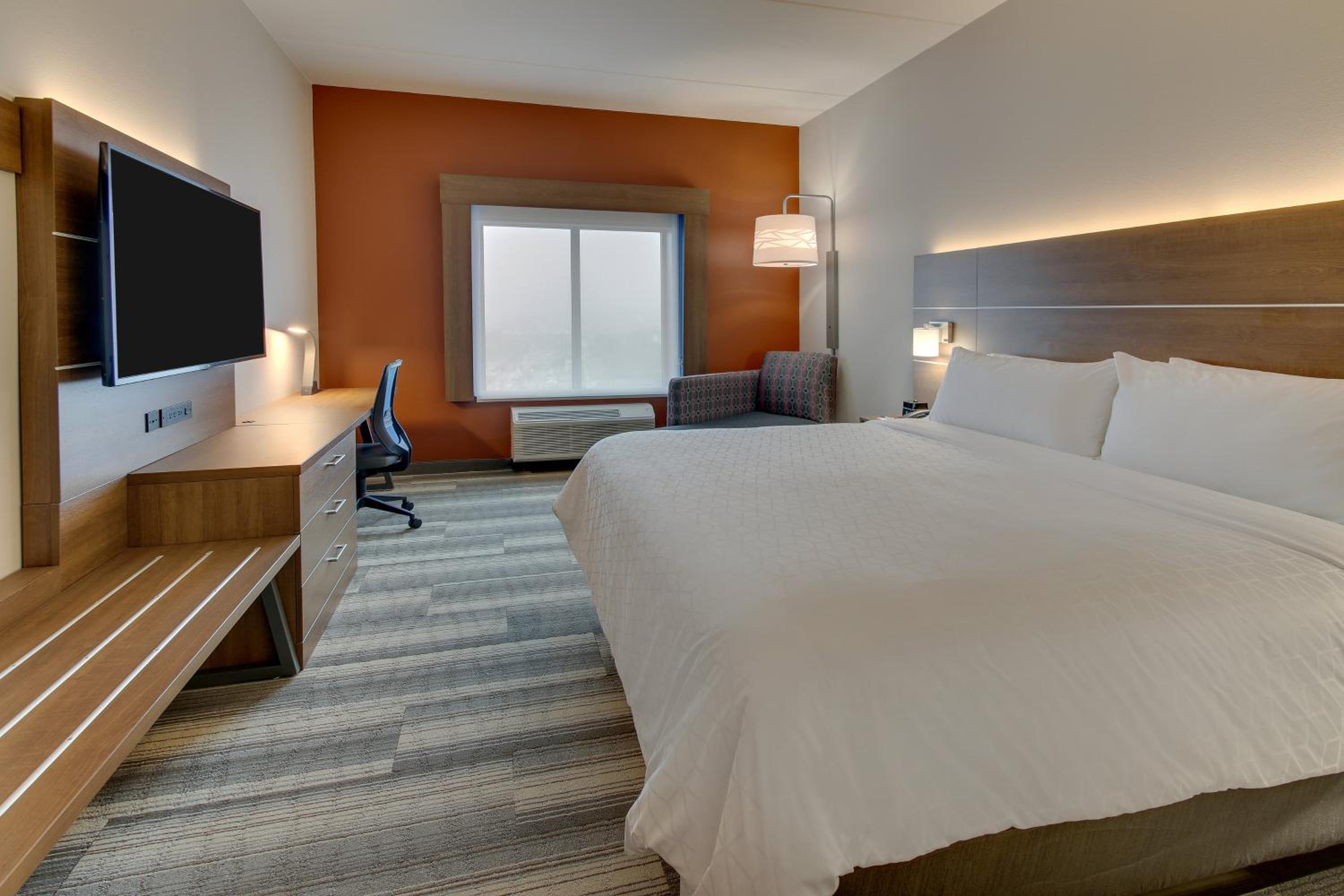 Standard King Room - Photo 10
