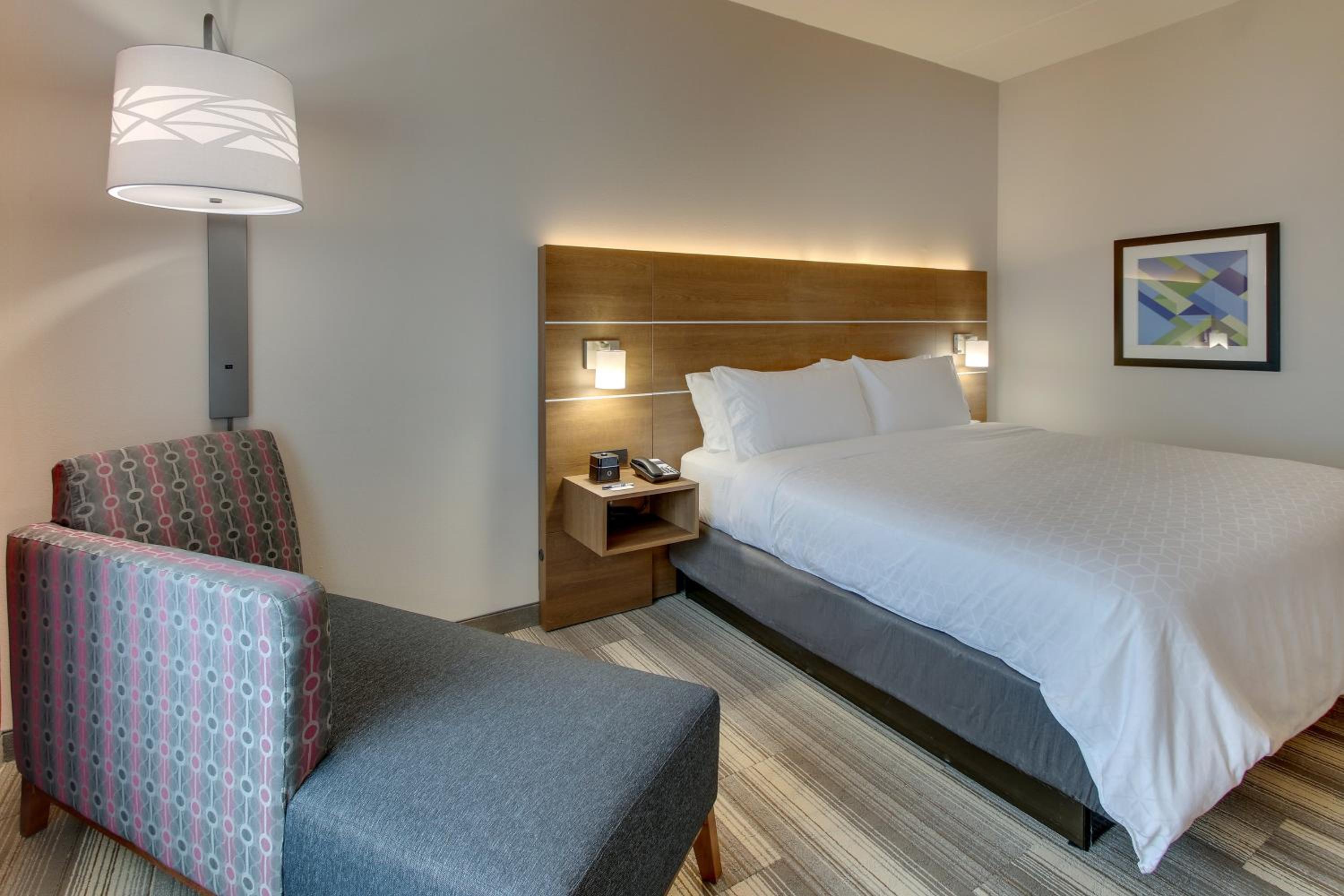 Standard King Room - Photo 8