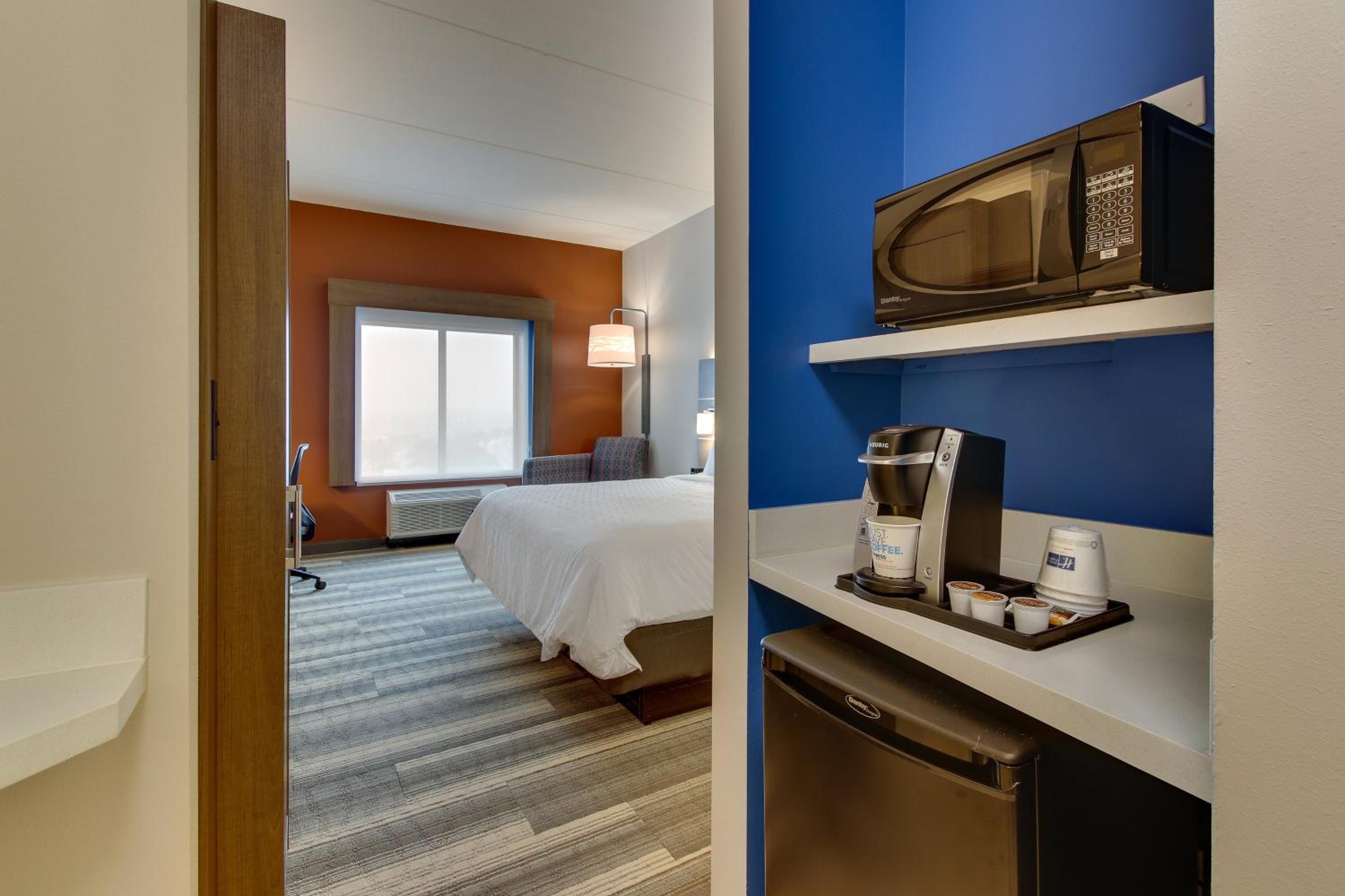 Standard King Room - Photo 14