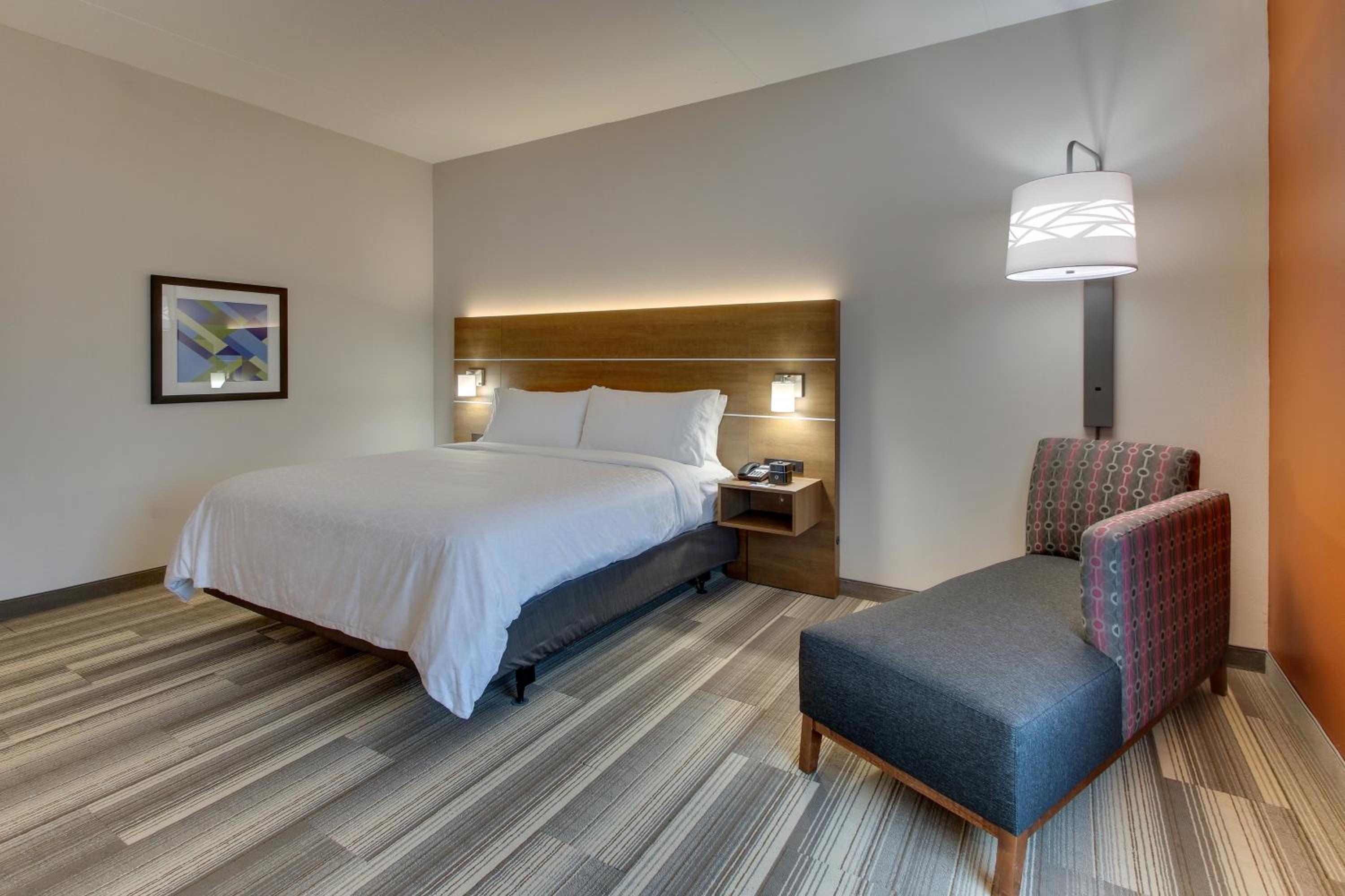 Standard King Room - Photo 16