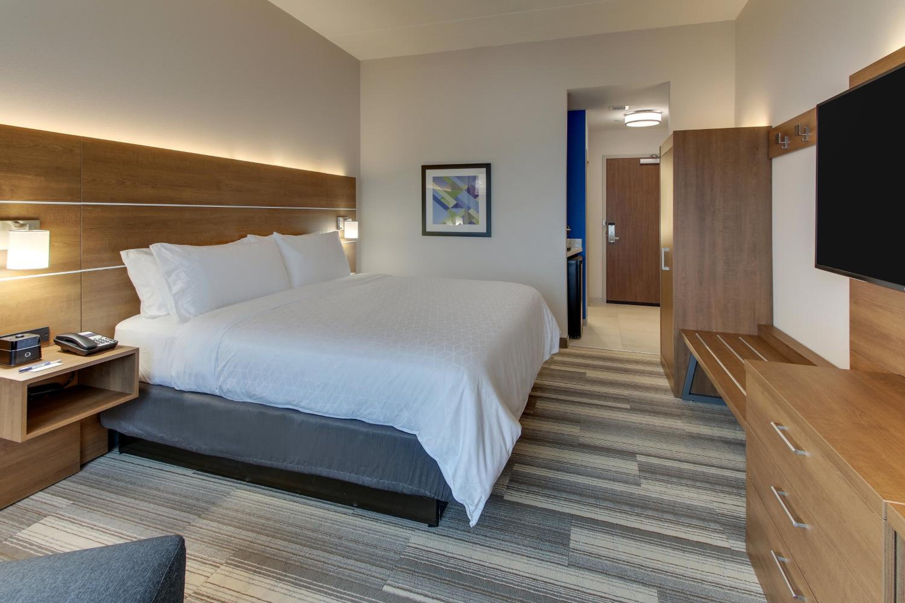 Standard King Room - Photo 17