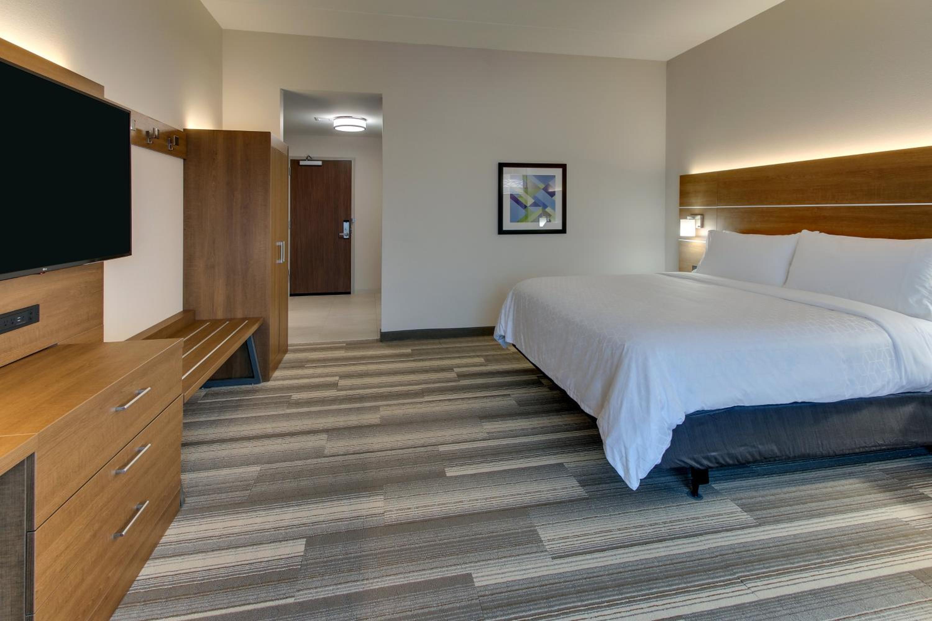 Standard King Room - Photo 20