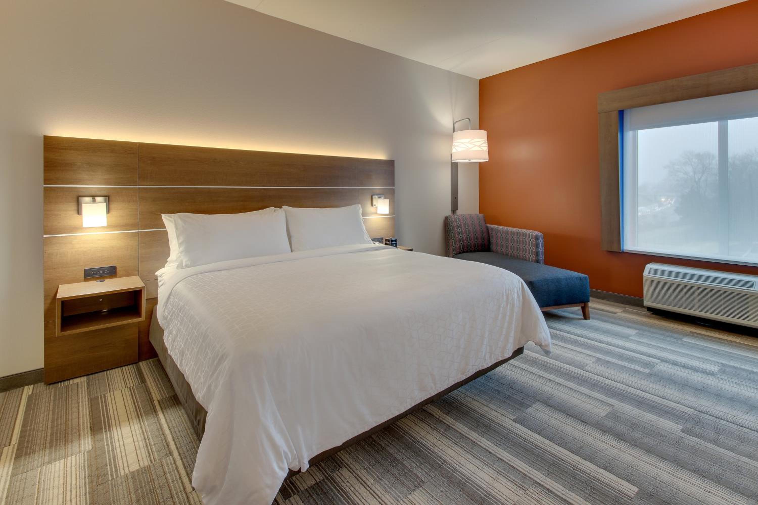 Standard King Room - Photo 15