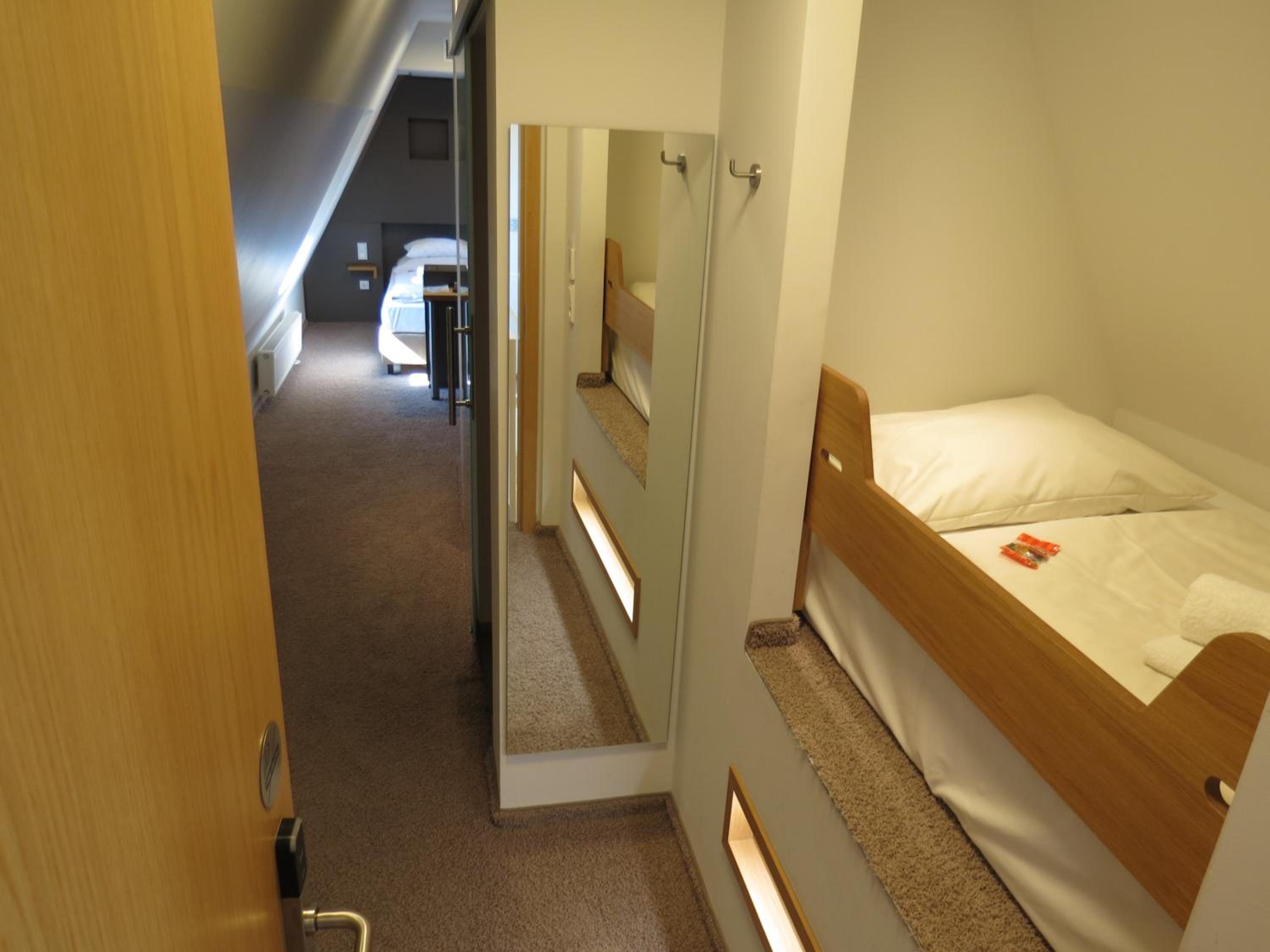Economy Triple Room photo 3