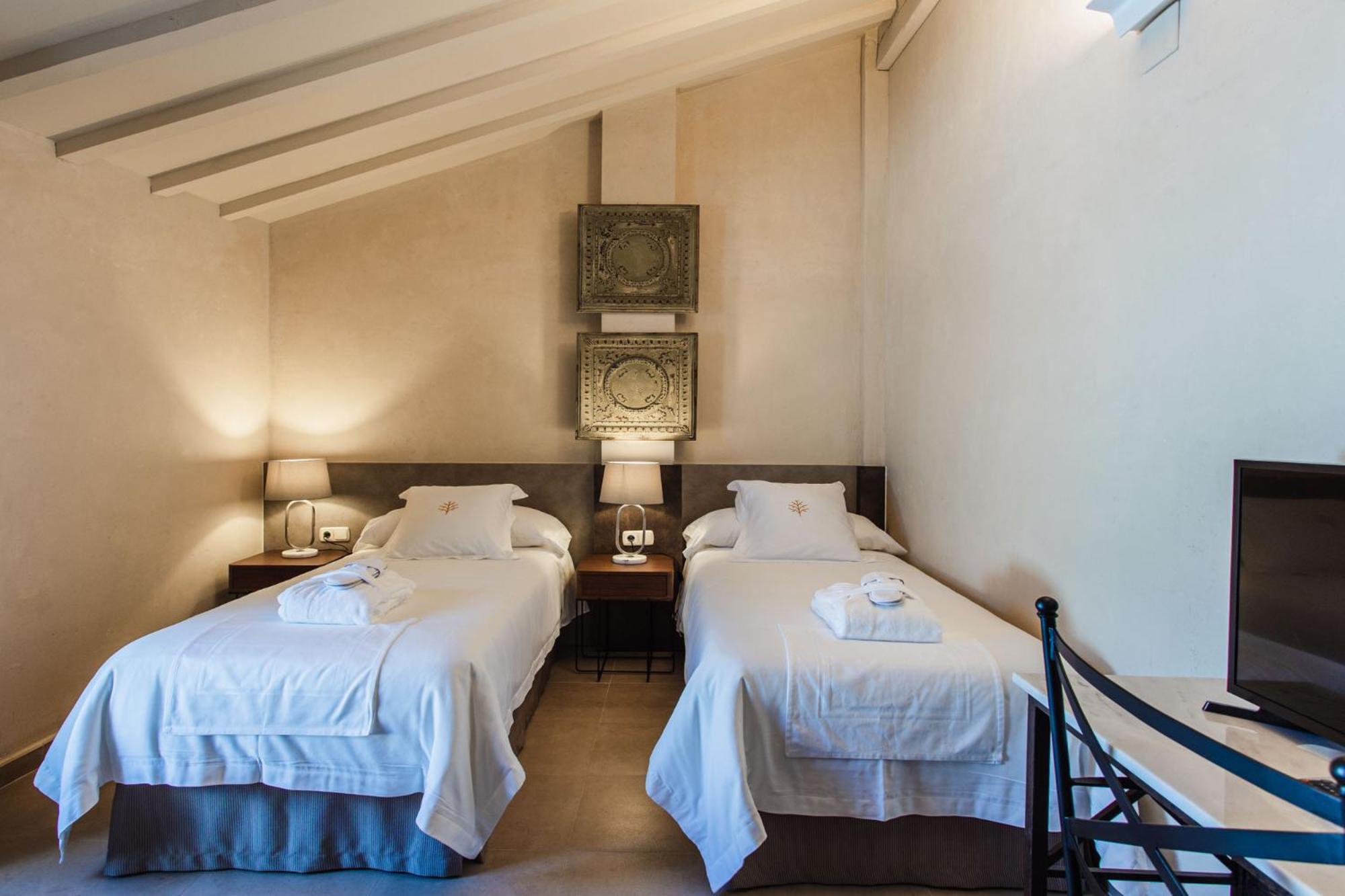 Standard Twin Room - Photo 1