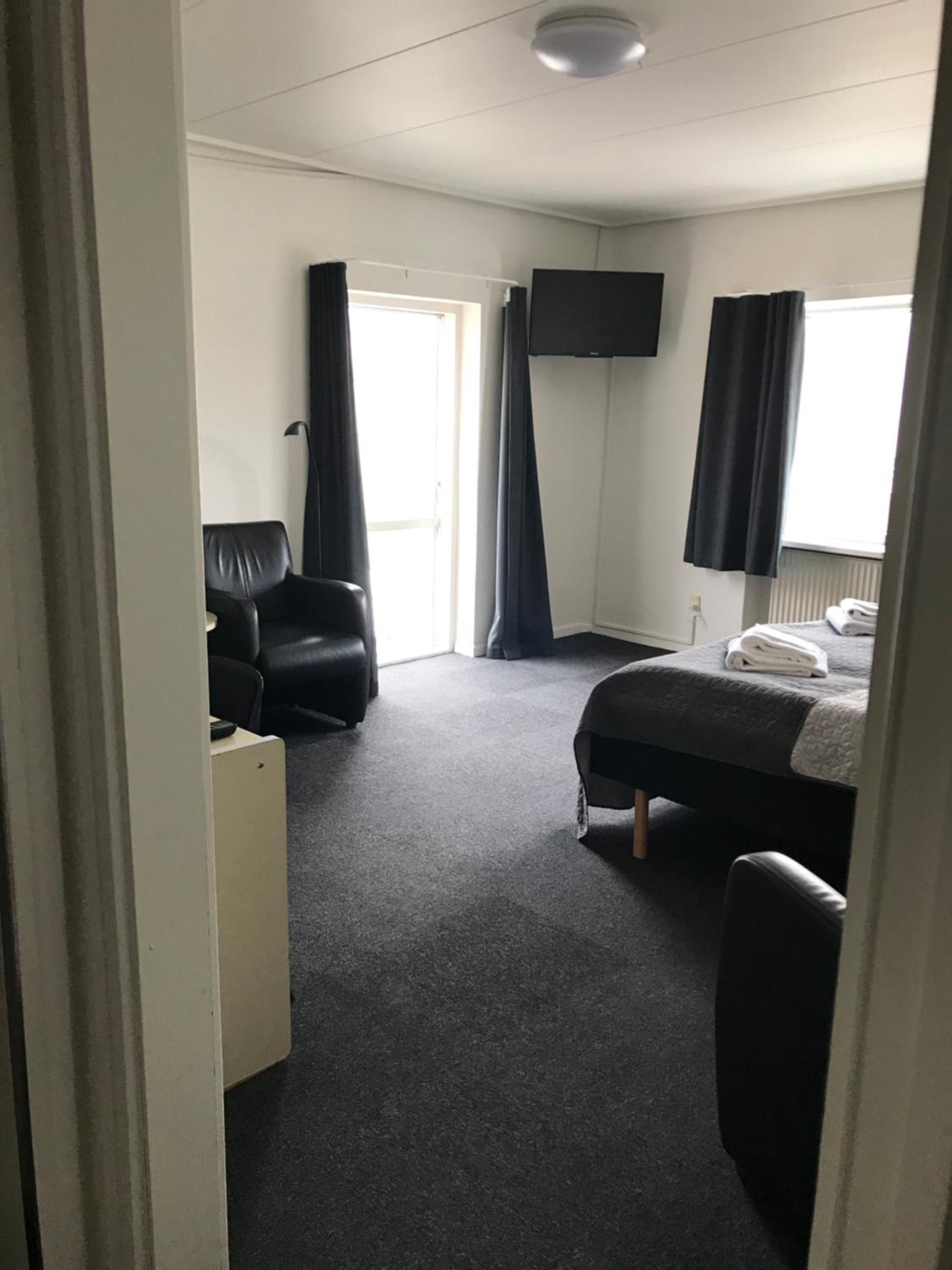 Twin Room with Extra Bed - Photo 6