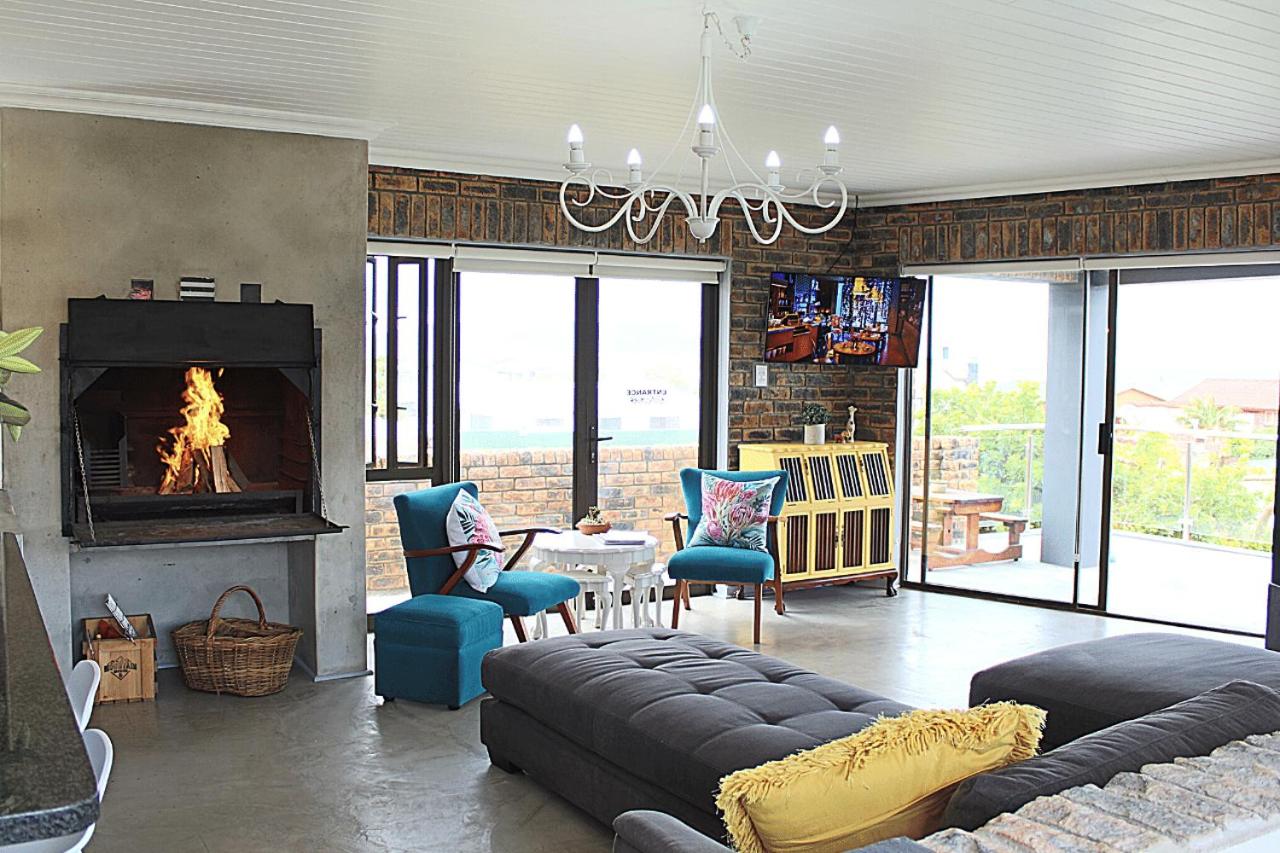 Five-Bedroom House photo 1