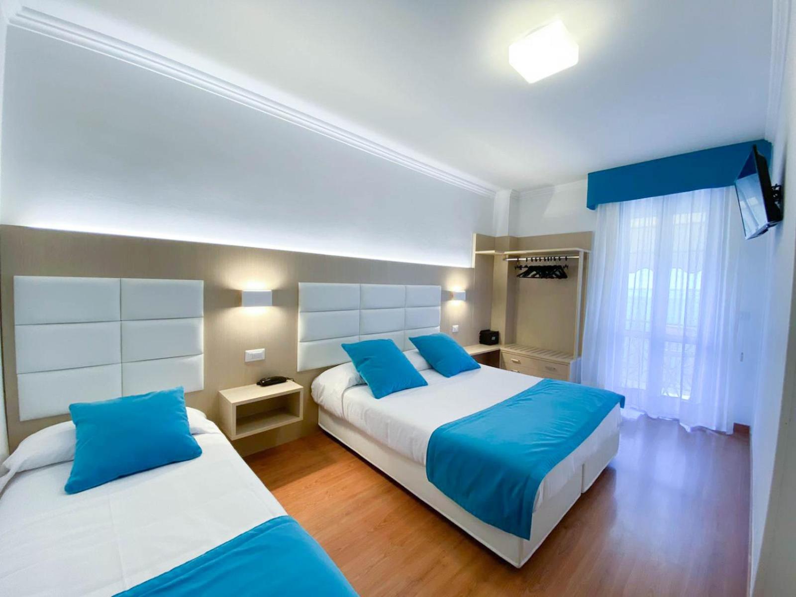 Double or Twin Room with Balcony and Lake View photo 3