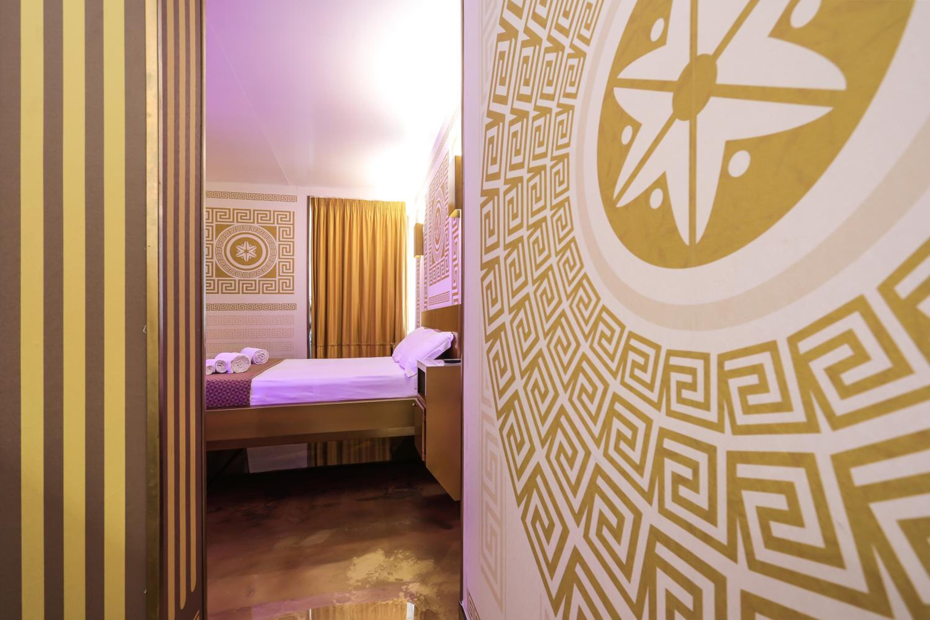 Superior Double Room with Spa Bath - Photo 11