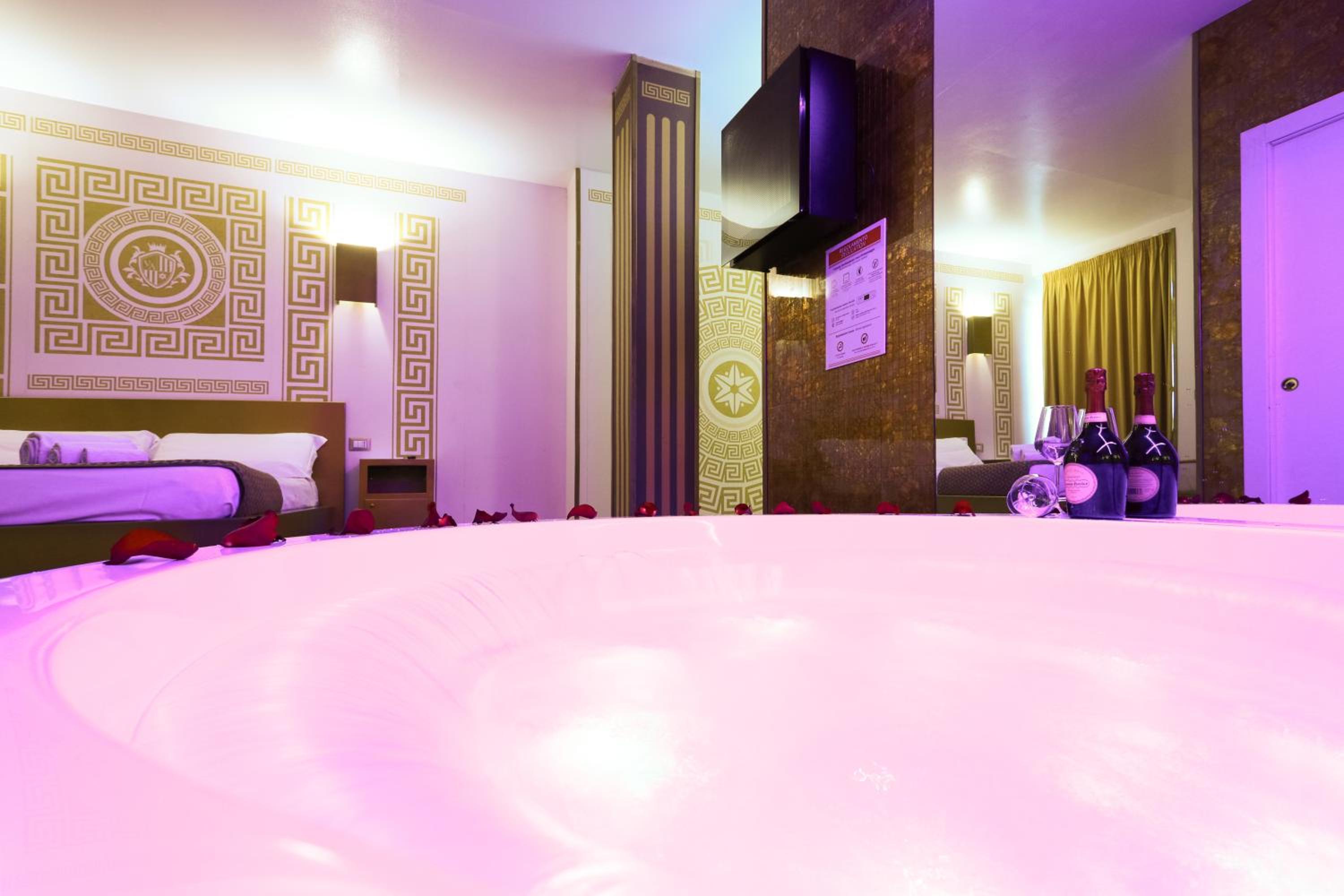 Superior Double Room with Spa Bath - Photo 3