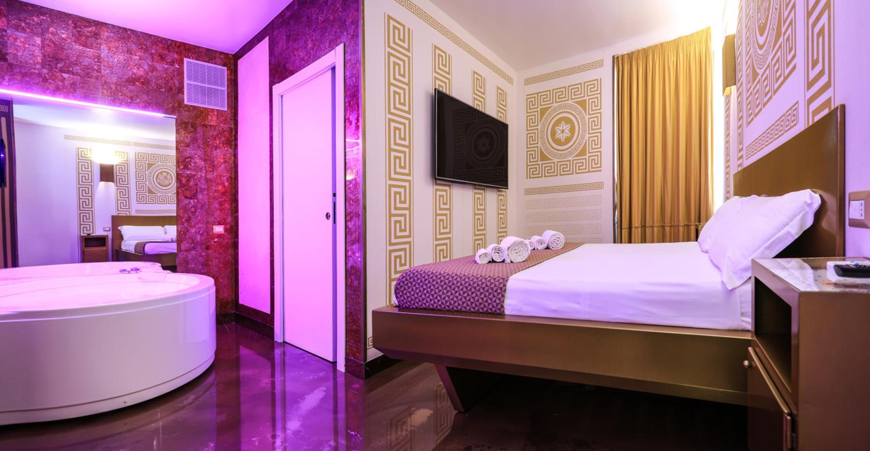 Superior Double Room with Spa Bath - Photo 2