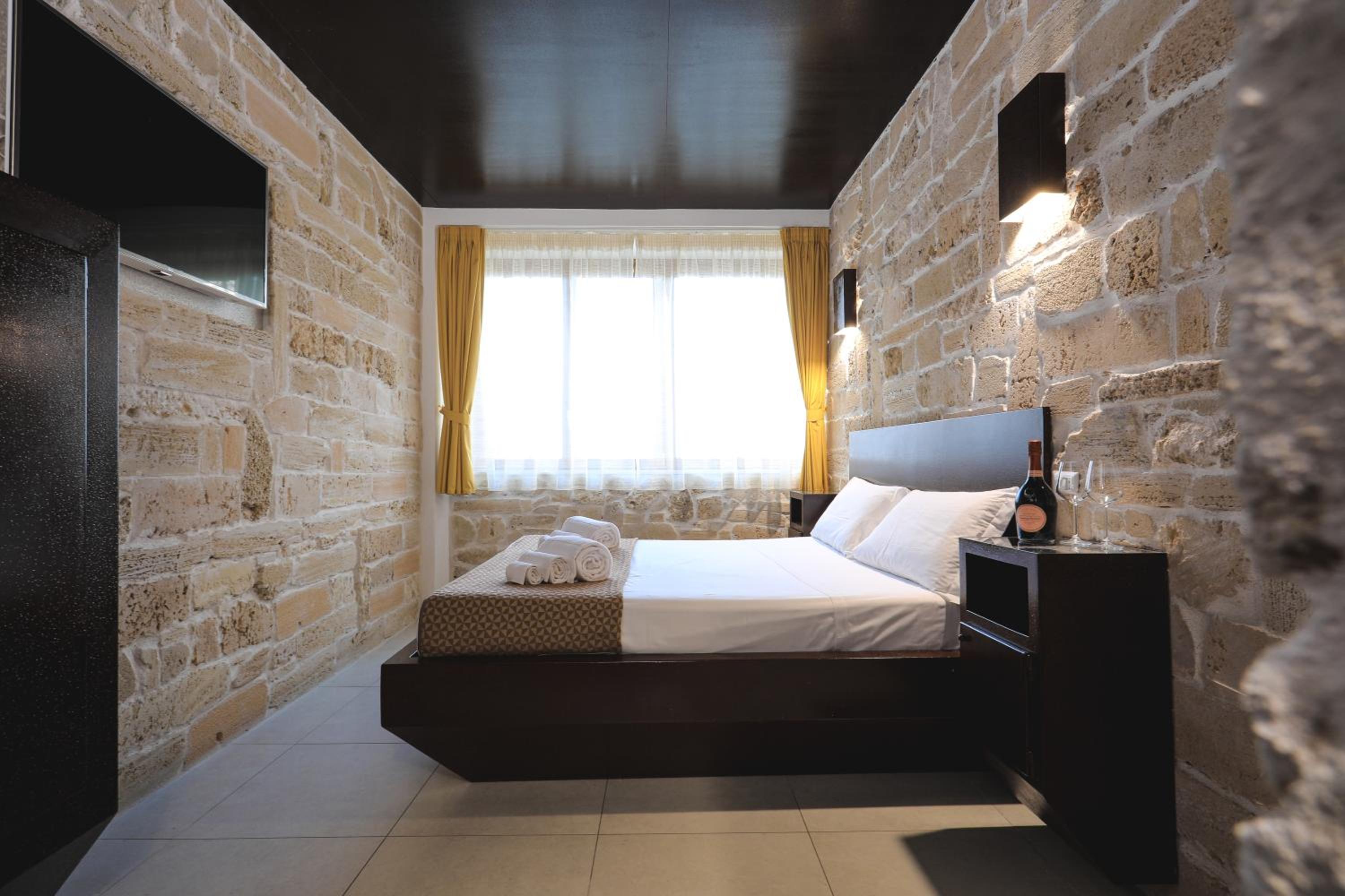 Deluxe Room - Photo 8