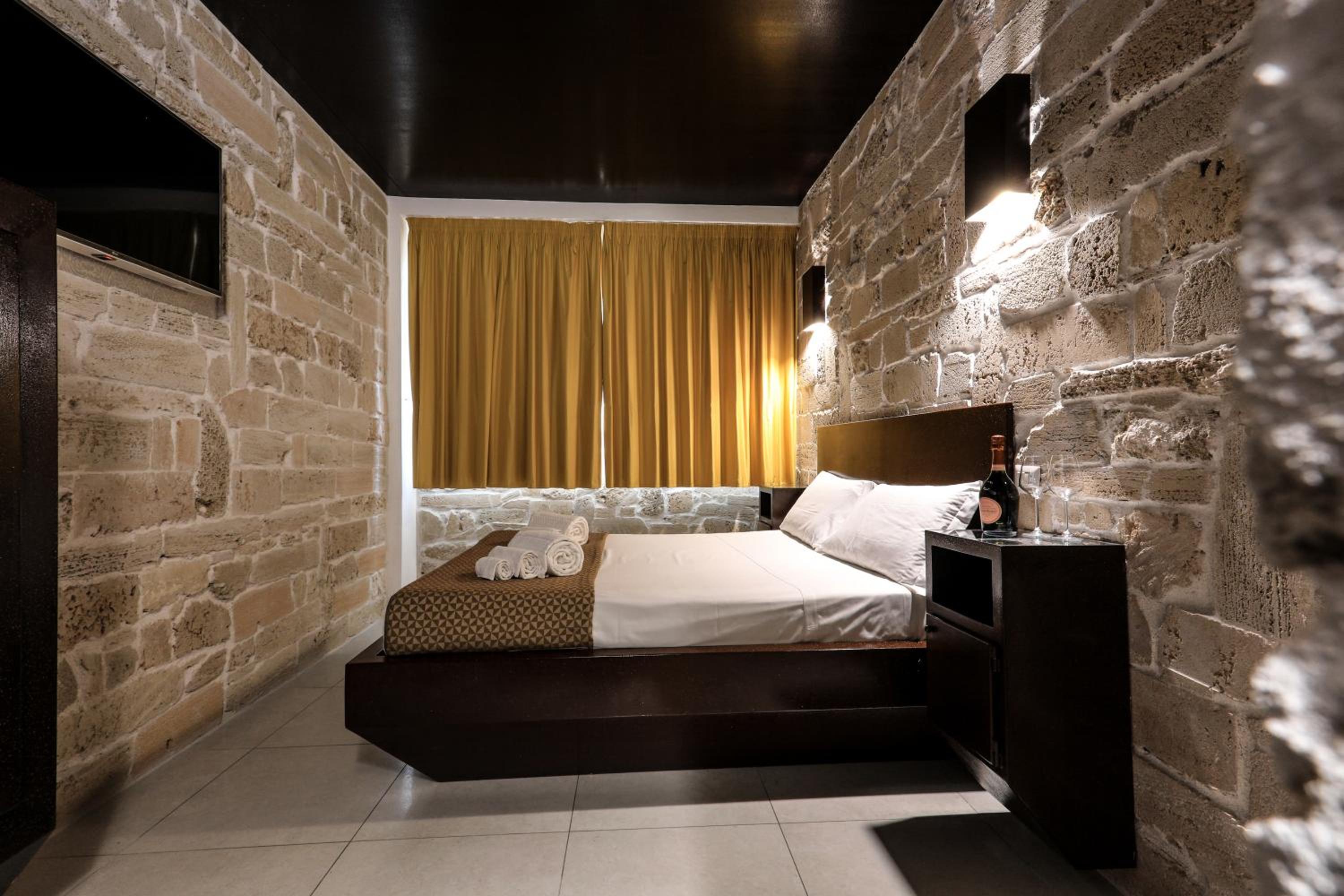 Deluxe Room - Photo 3