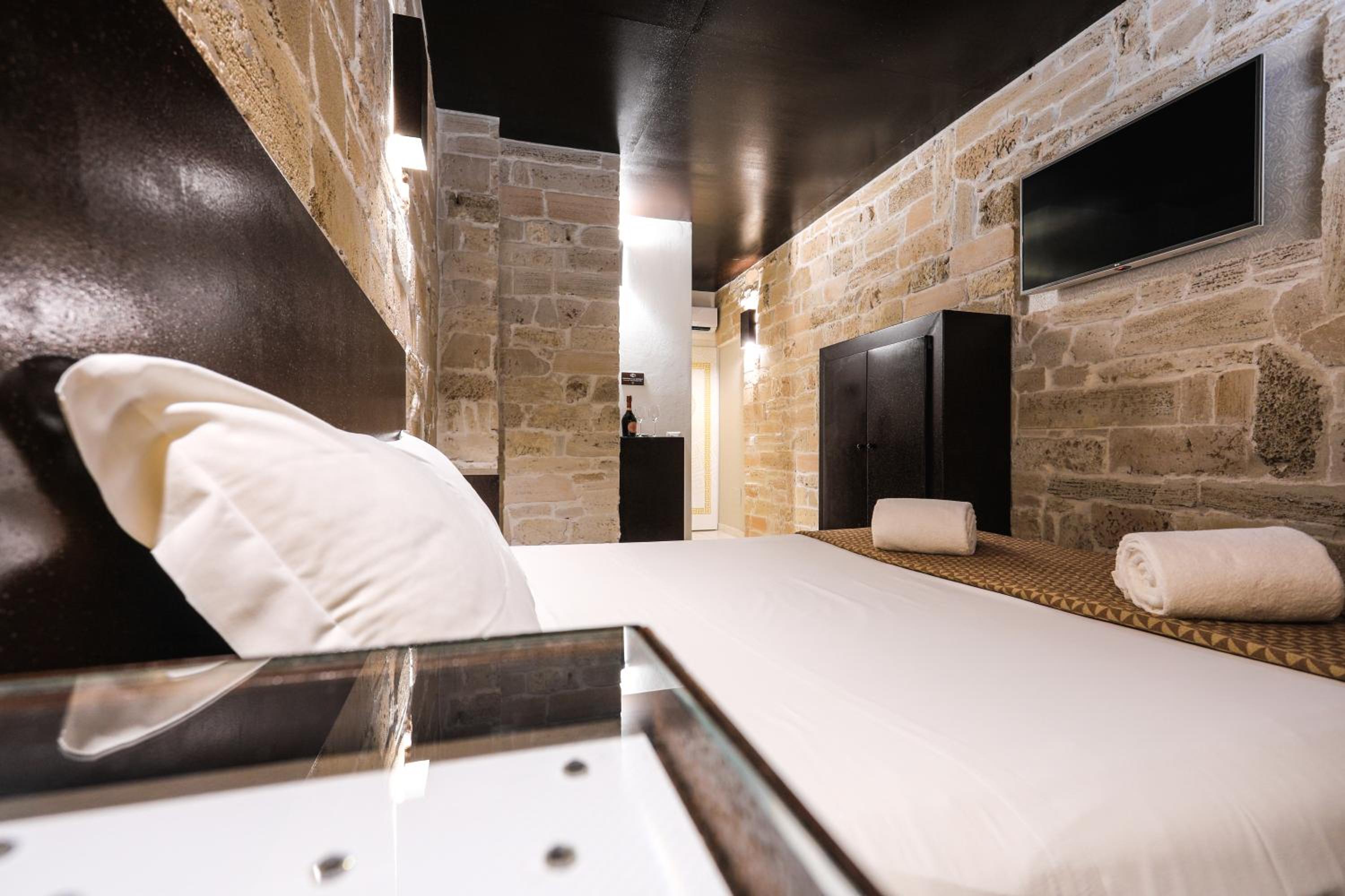 Deluxe Room - Photo 5