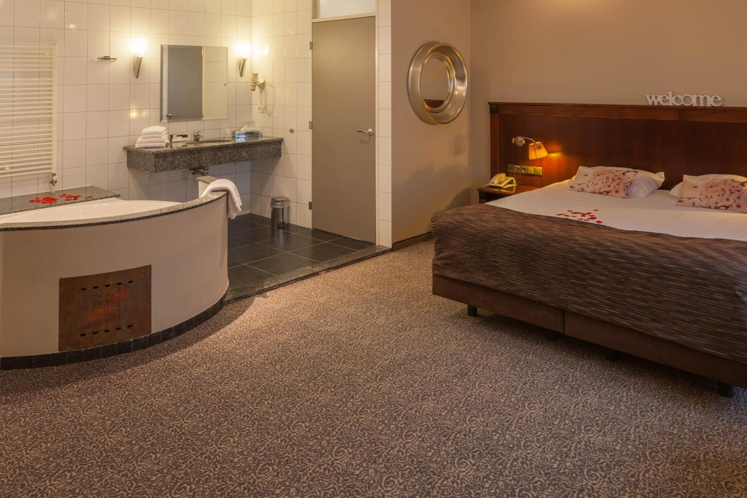 Honeymoon Suite - Photo 6