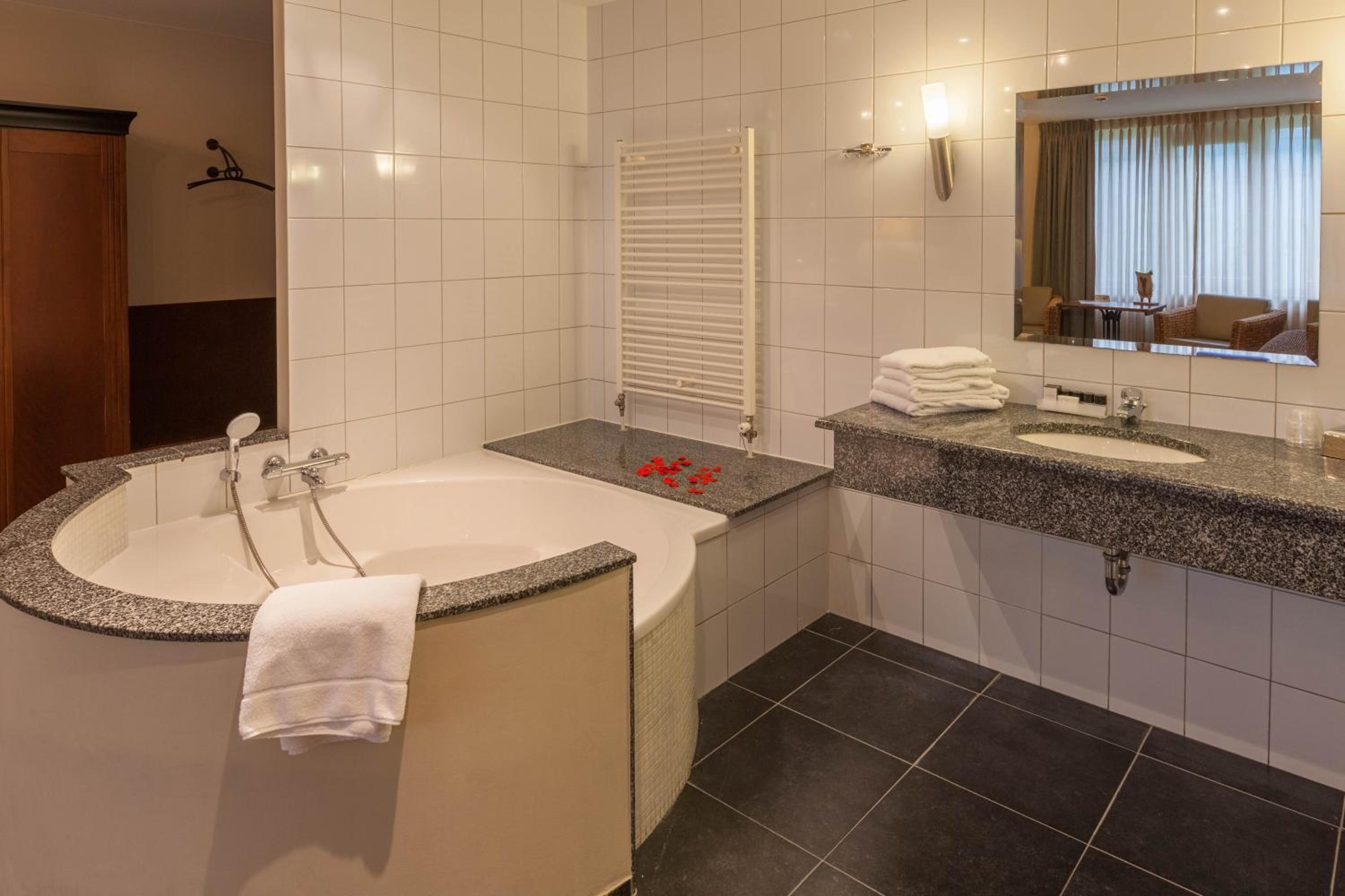 Honeymoon Suite - Photo 5