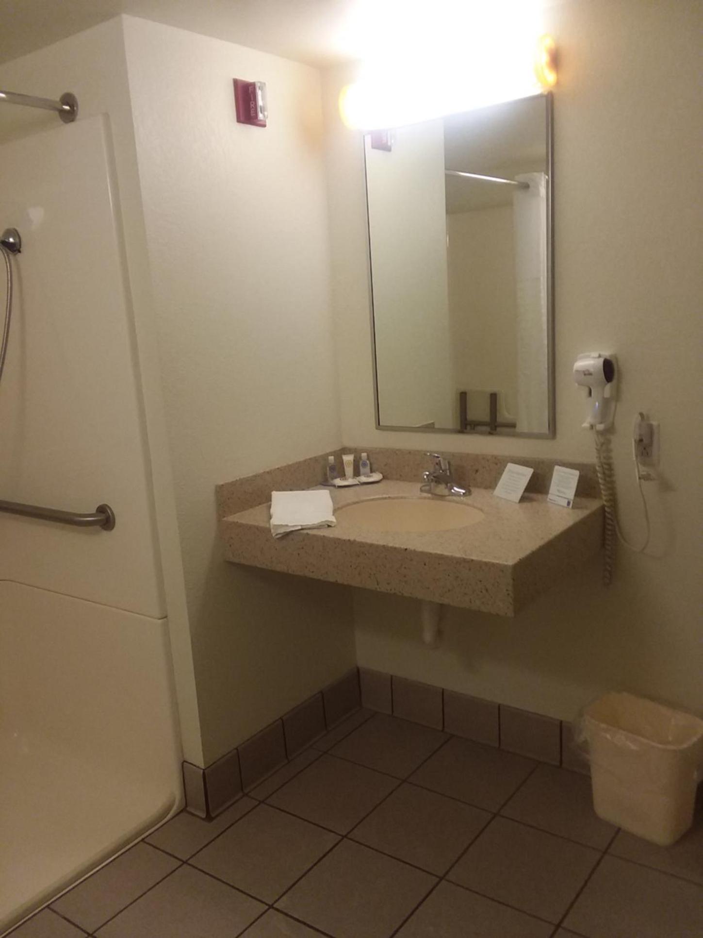 Queen Room - Disability Access/Non-Smoking - Photo 4
