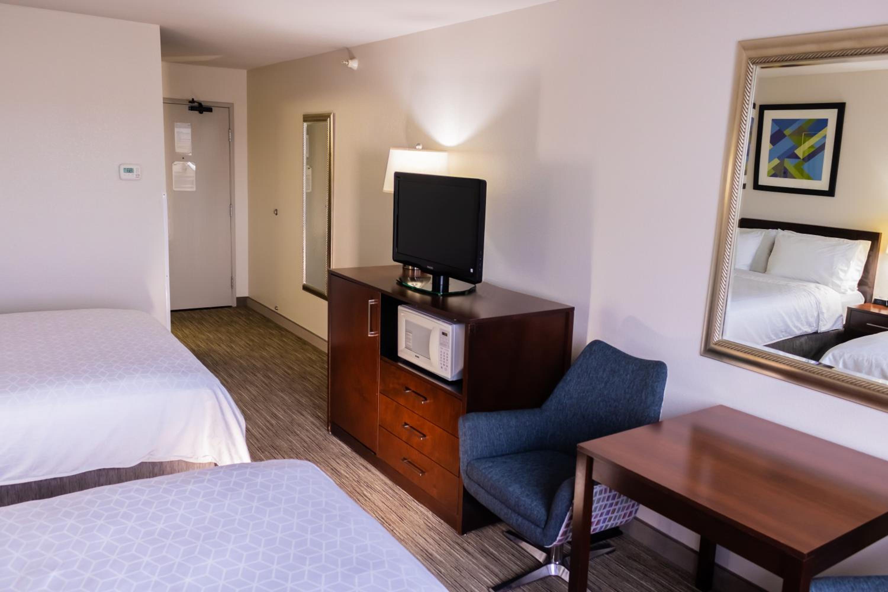 Standard Room with Two Queen Beds photo 1
