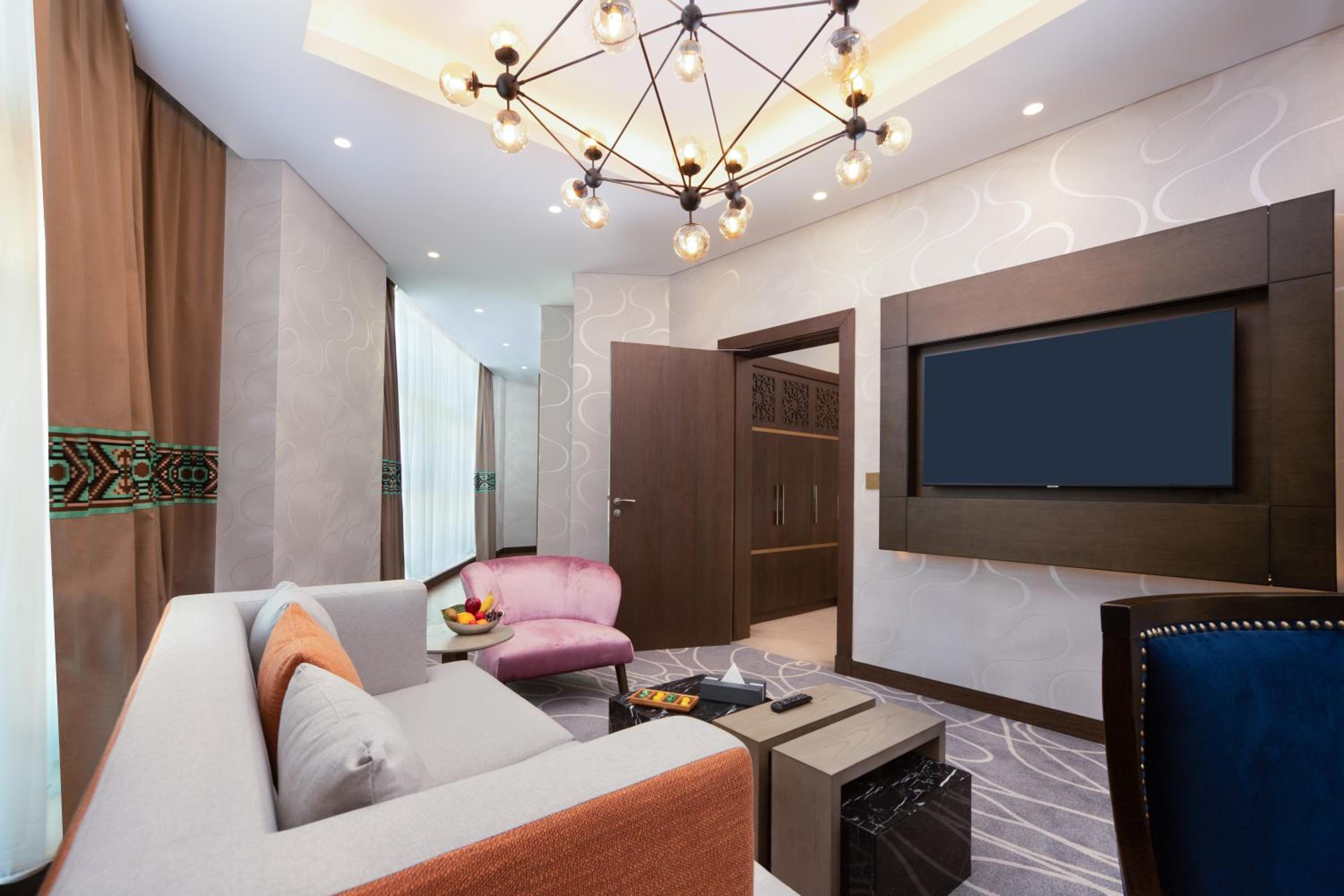 Executive Suite - Photo 2