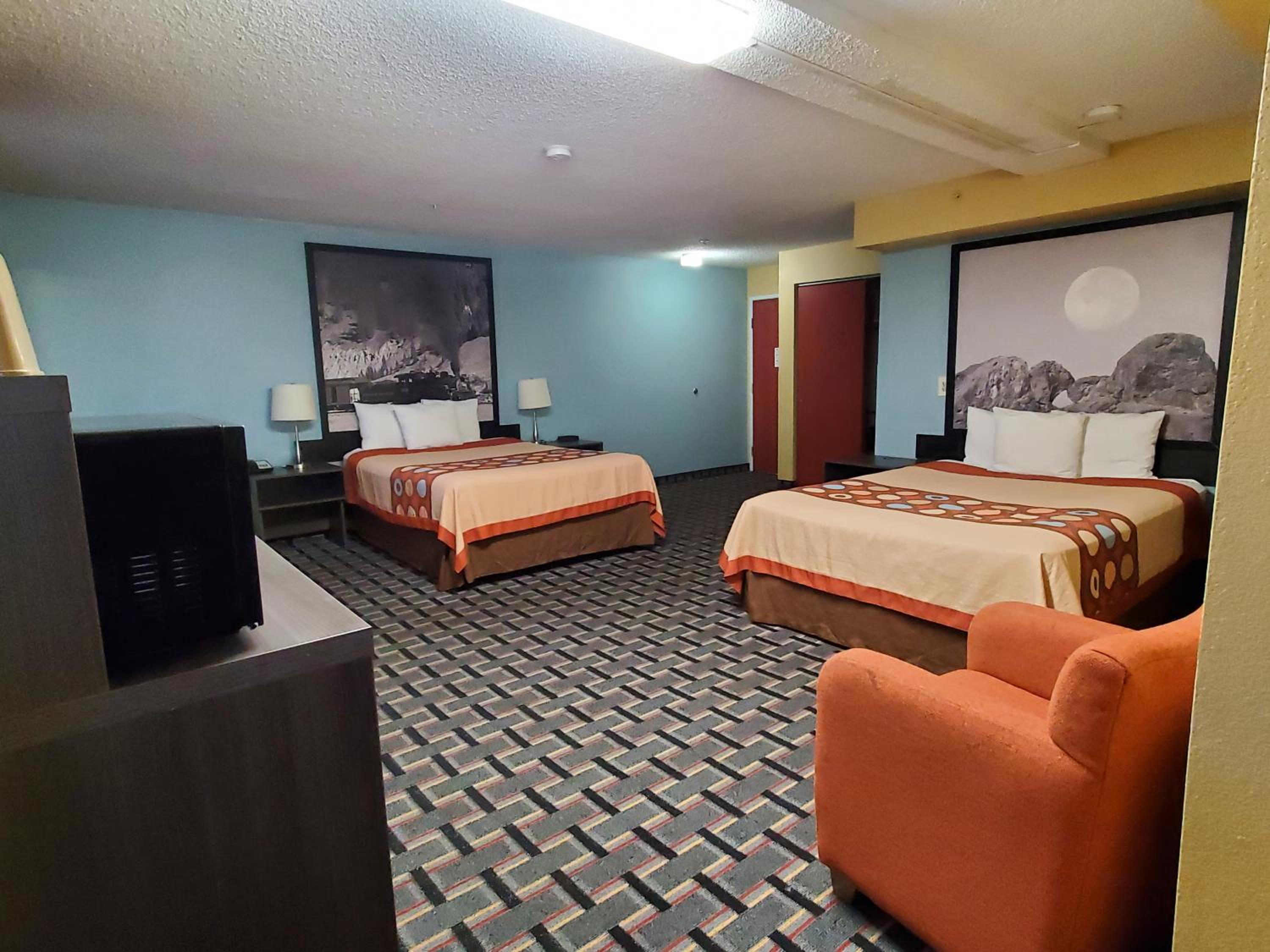 Deluxe Queen Room with Two Queen Beds - Non-Smoking - Photo 4
