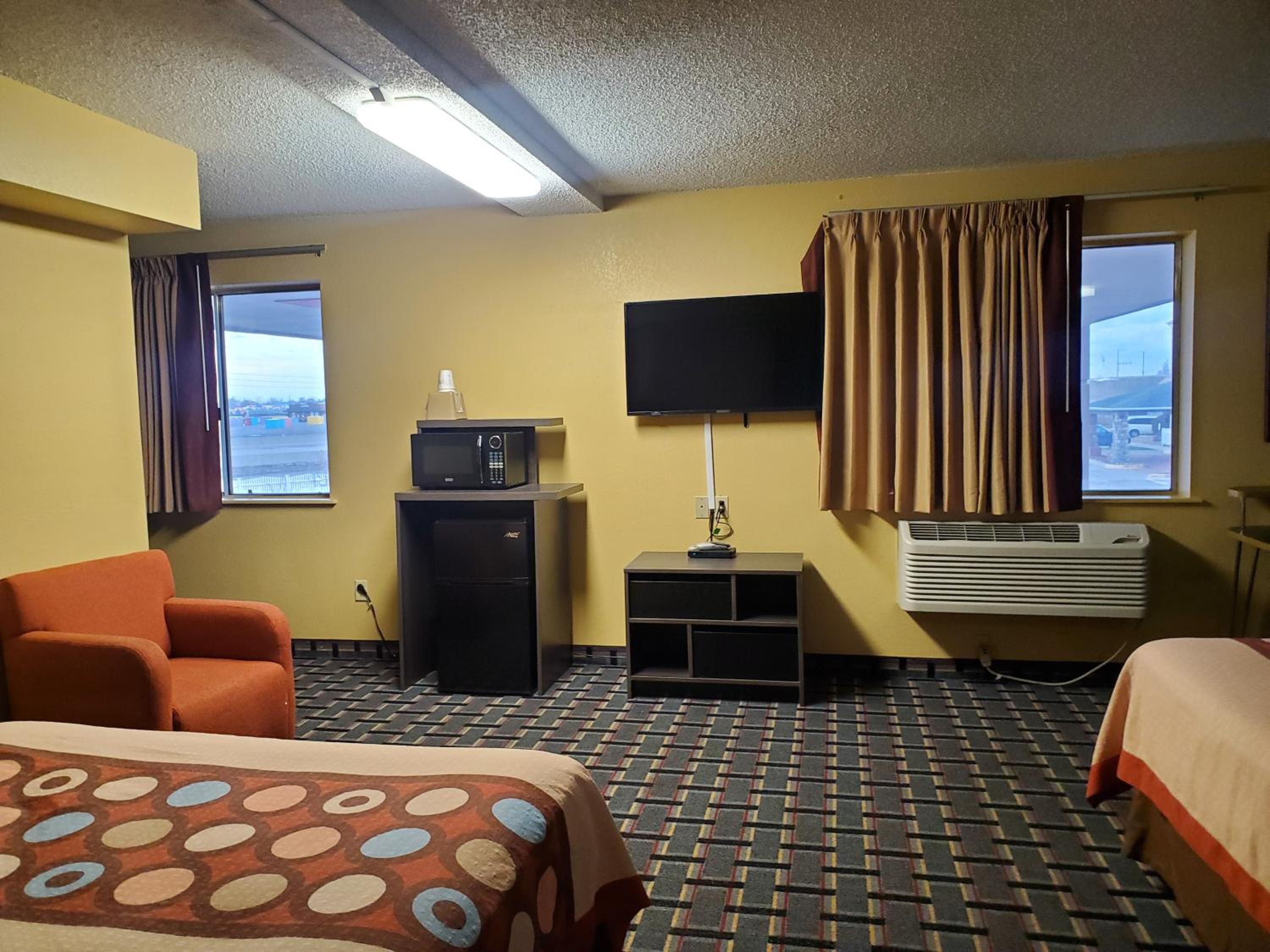 Deluxe Queen Room with Two Queen Beds - Non-Smoking - Photo 3