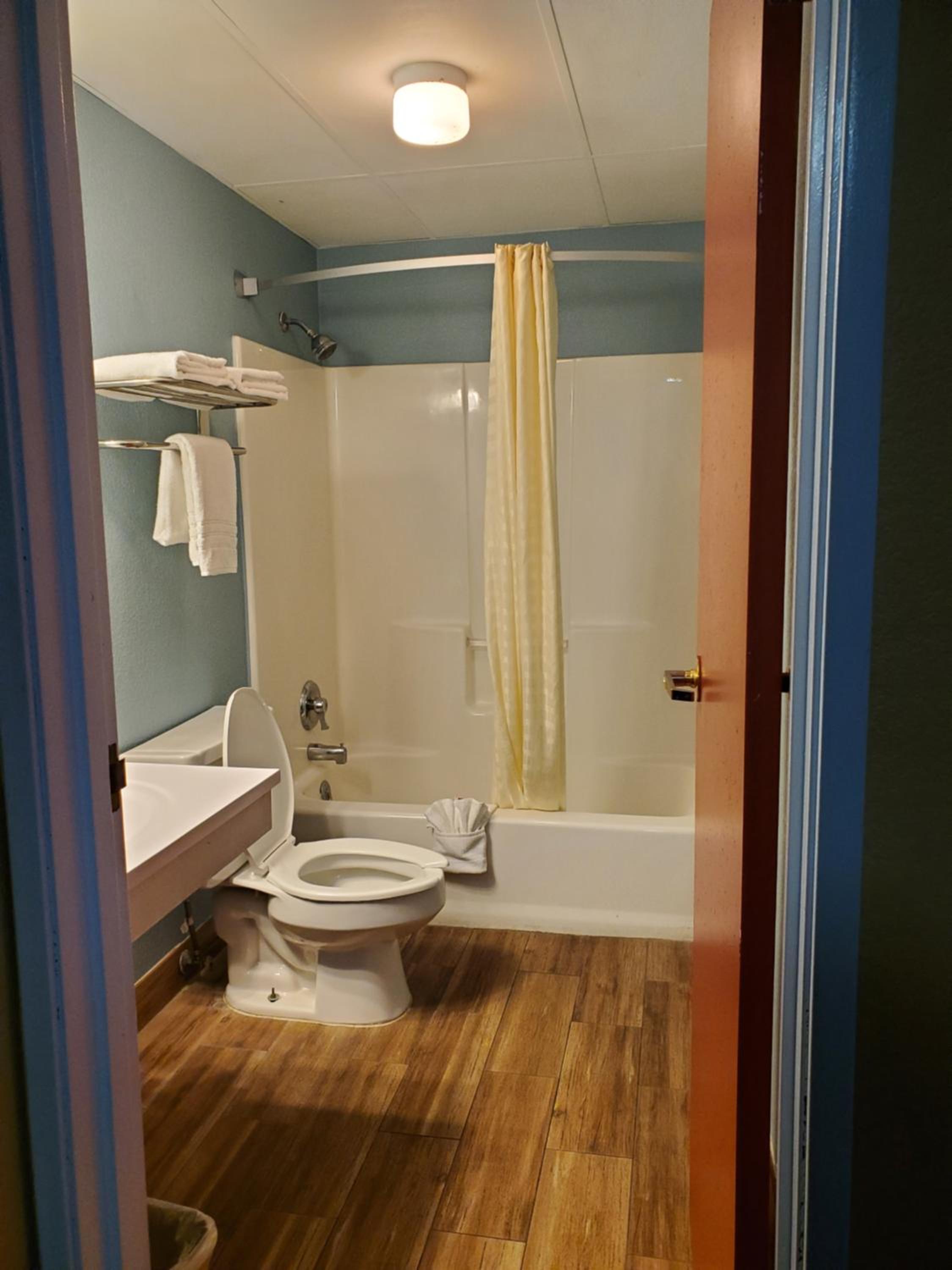 Deluxe Queen Room with Two Queen Beds - Non-Smoking - Photo 2