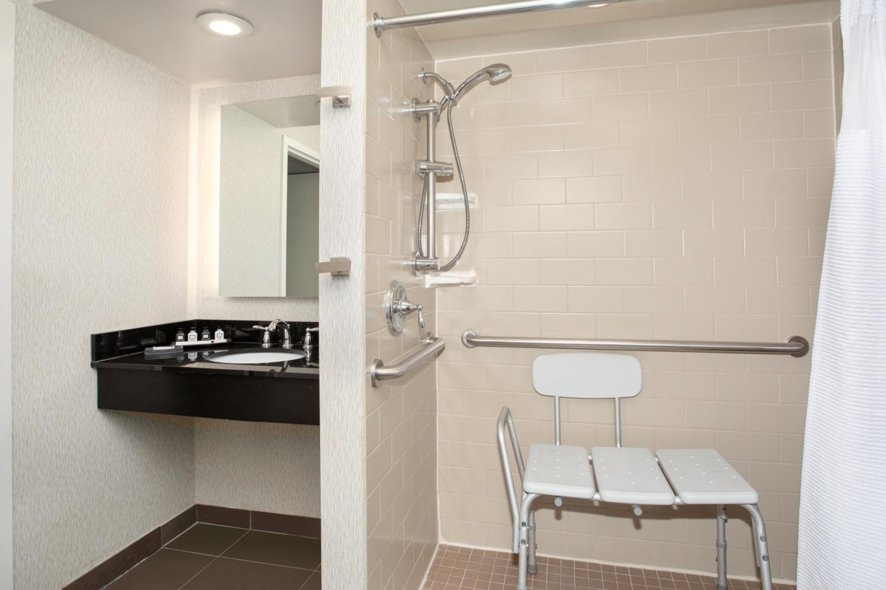 Suite - Mobility Access Roll in Shower/Non-Smoking - Photo 2