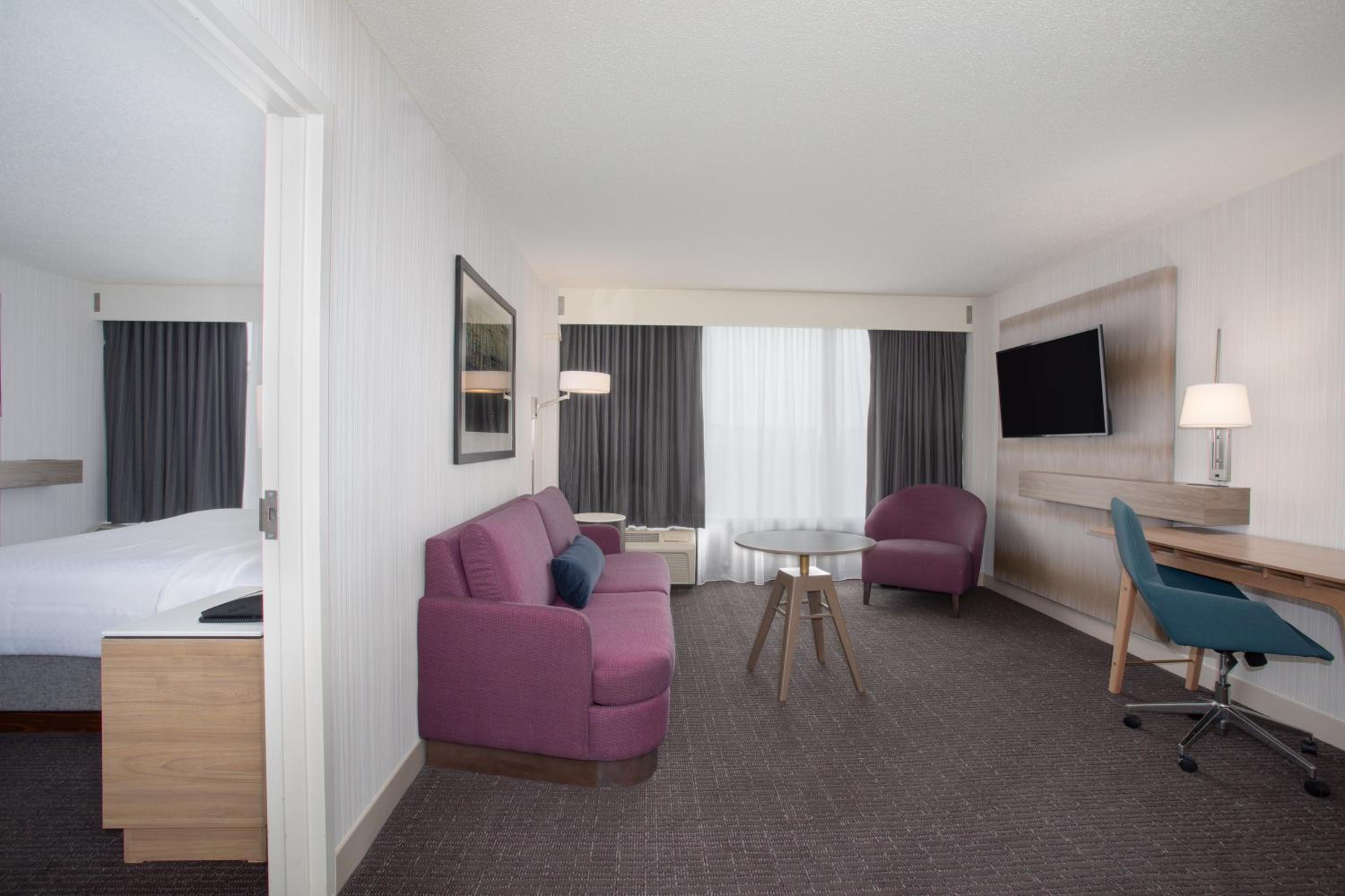 One-Bedroom Worklife Suite with View photo 2