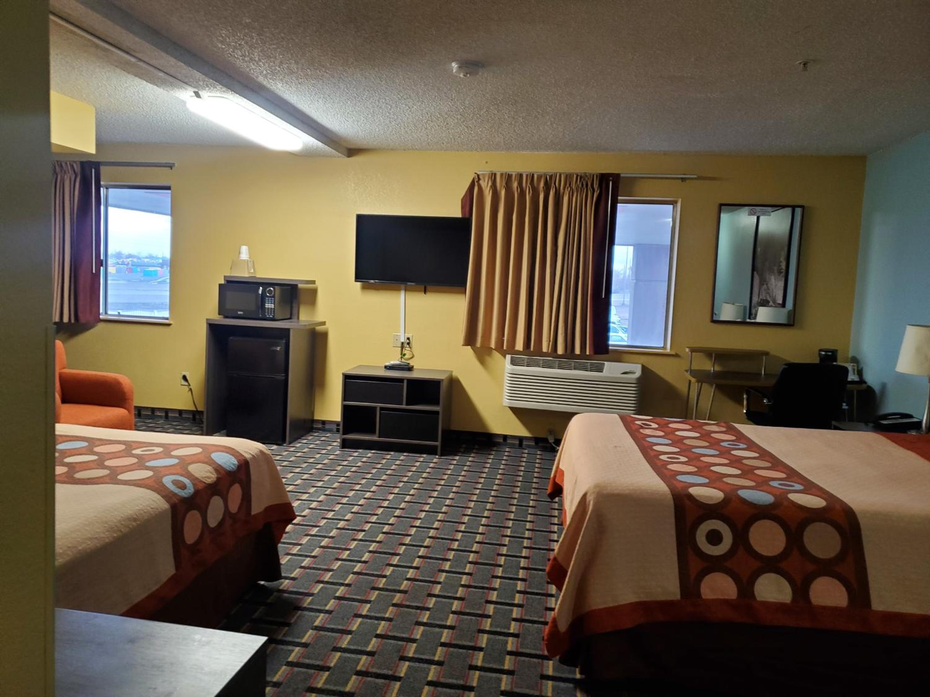 Deluxe Queen Room with Two Queen Beds - Non-Smoking - Photo 6