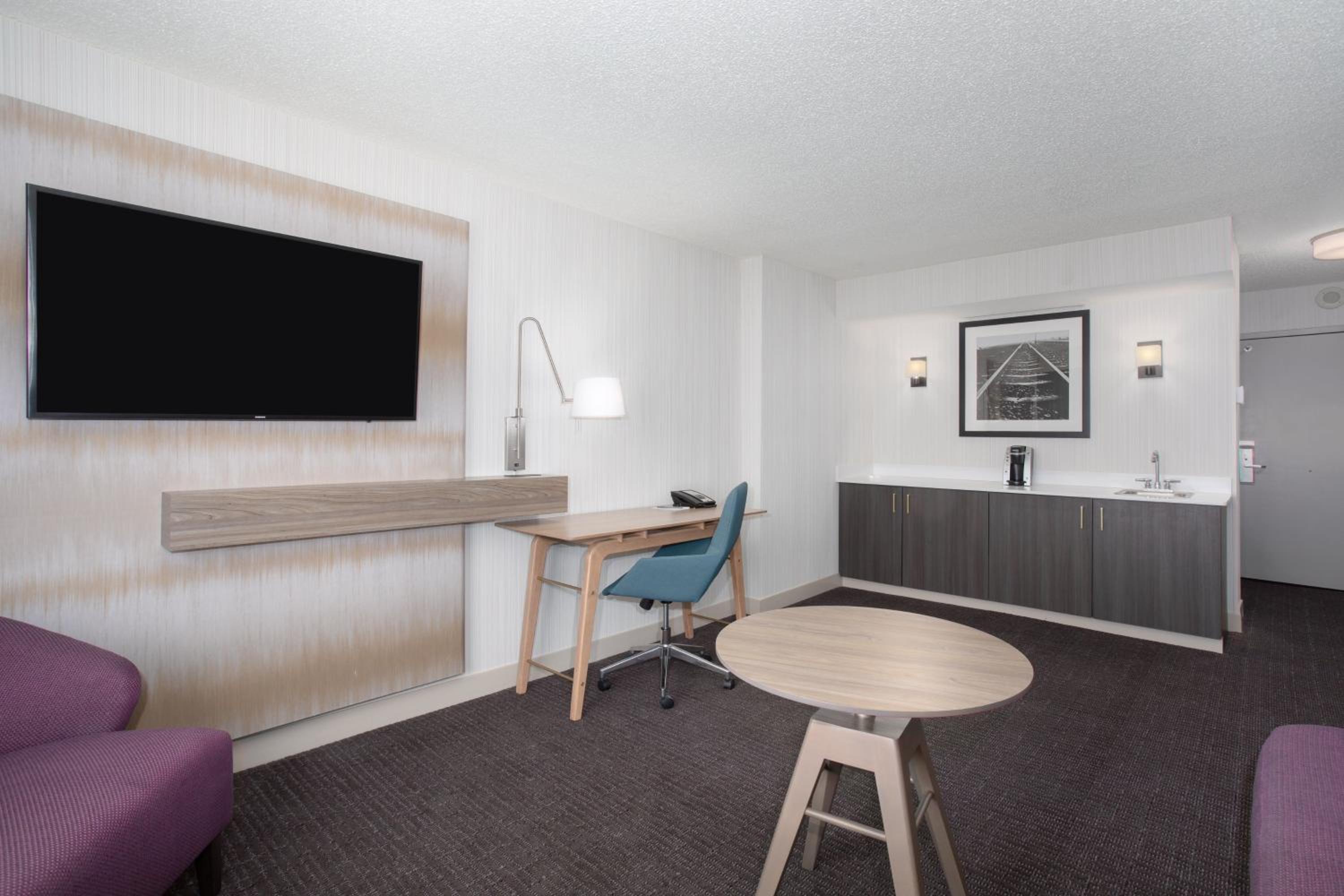 One-Bedroom Worklife Suite with View photo 3