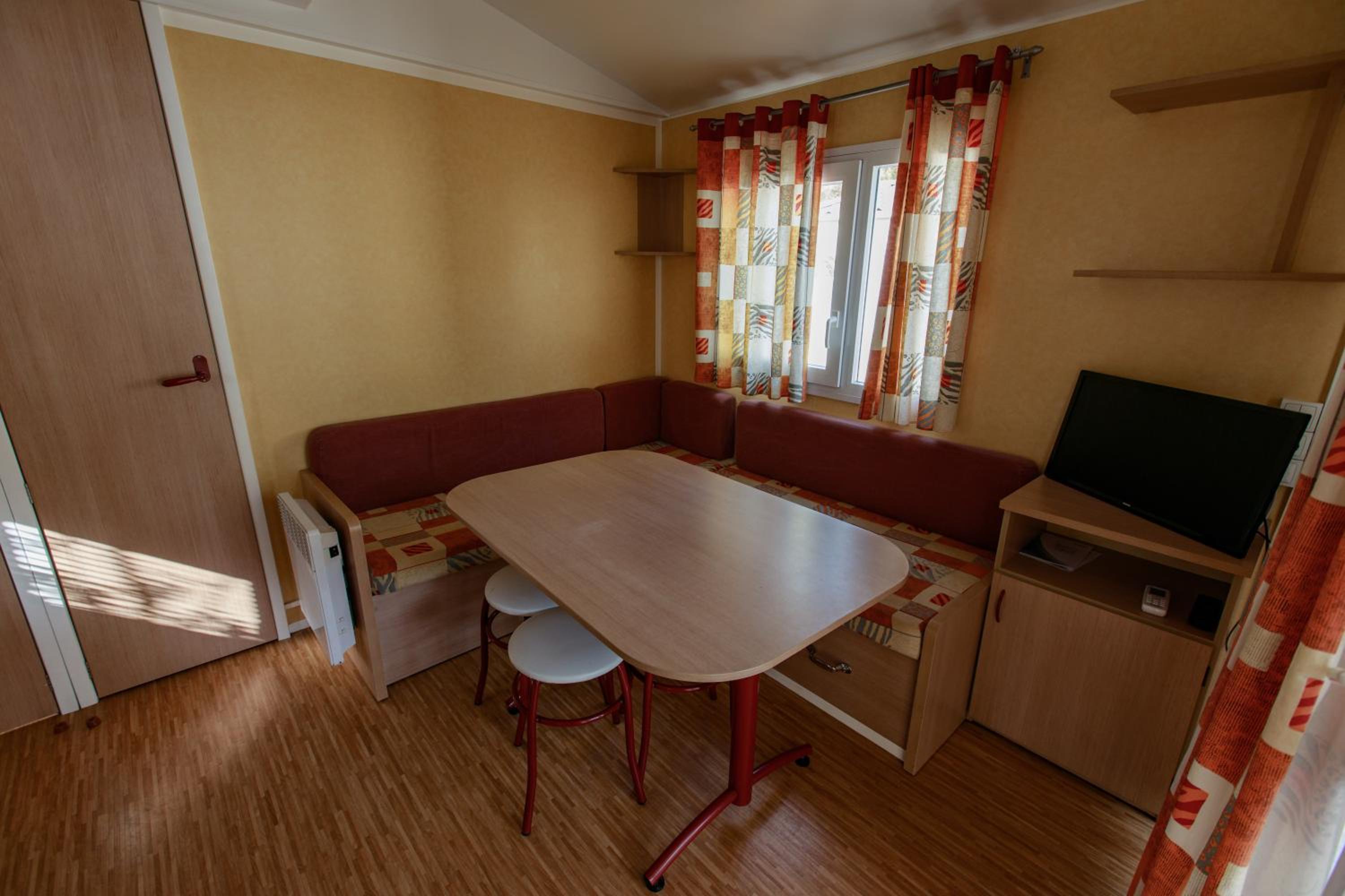Two-Bedroom Bungalow - Photo 4
