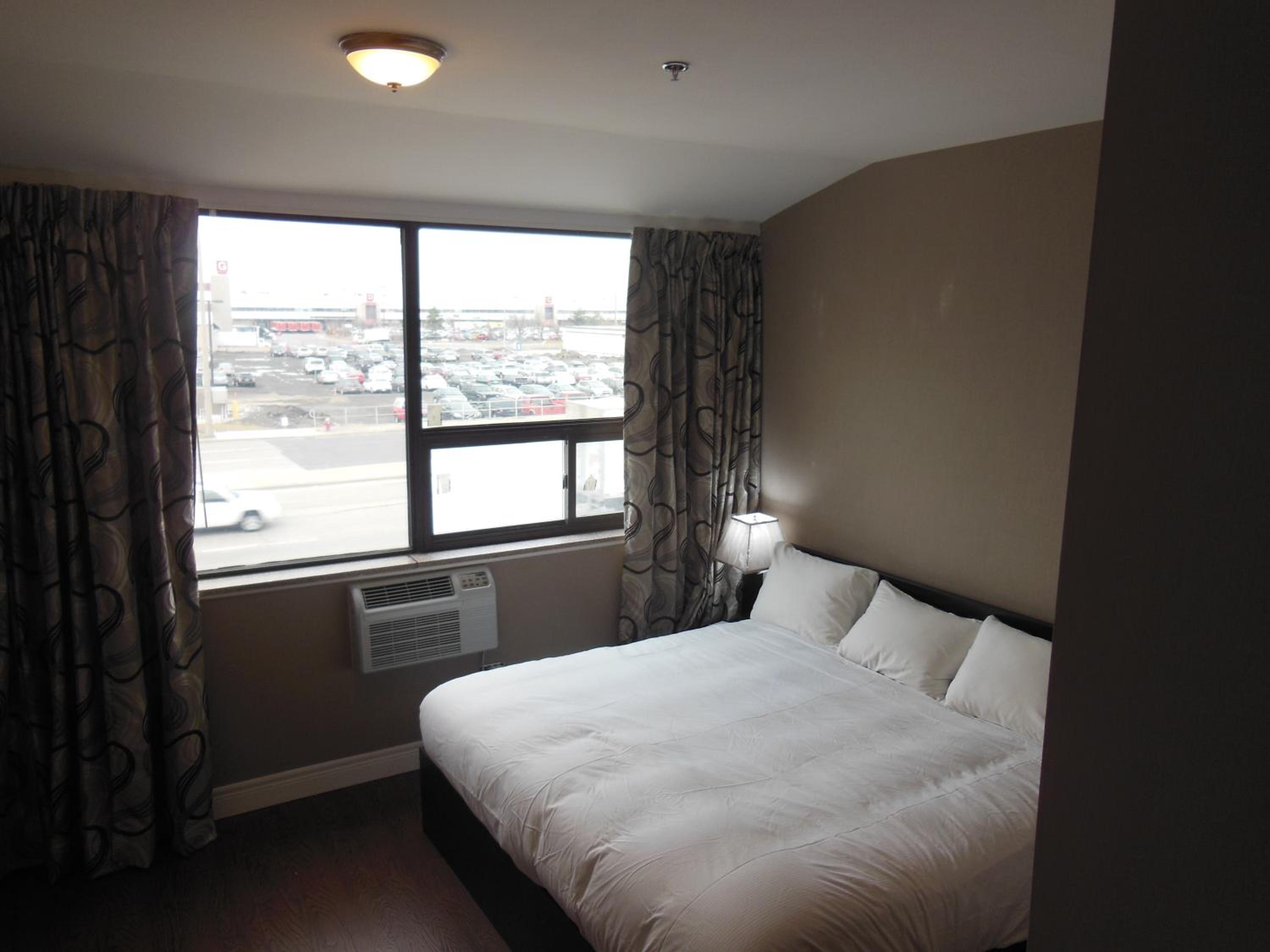 Queen Room photo 2