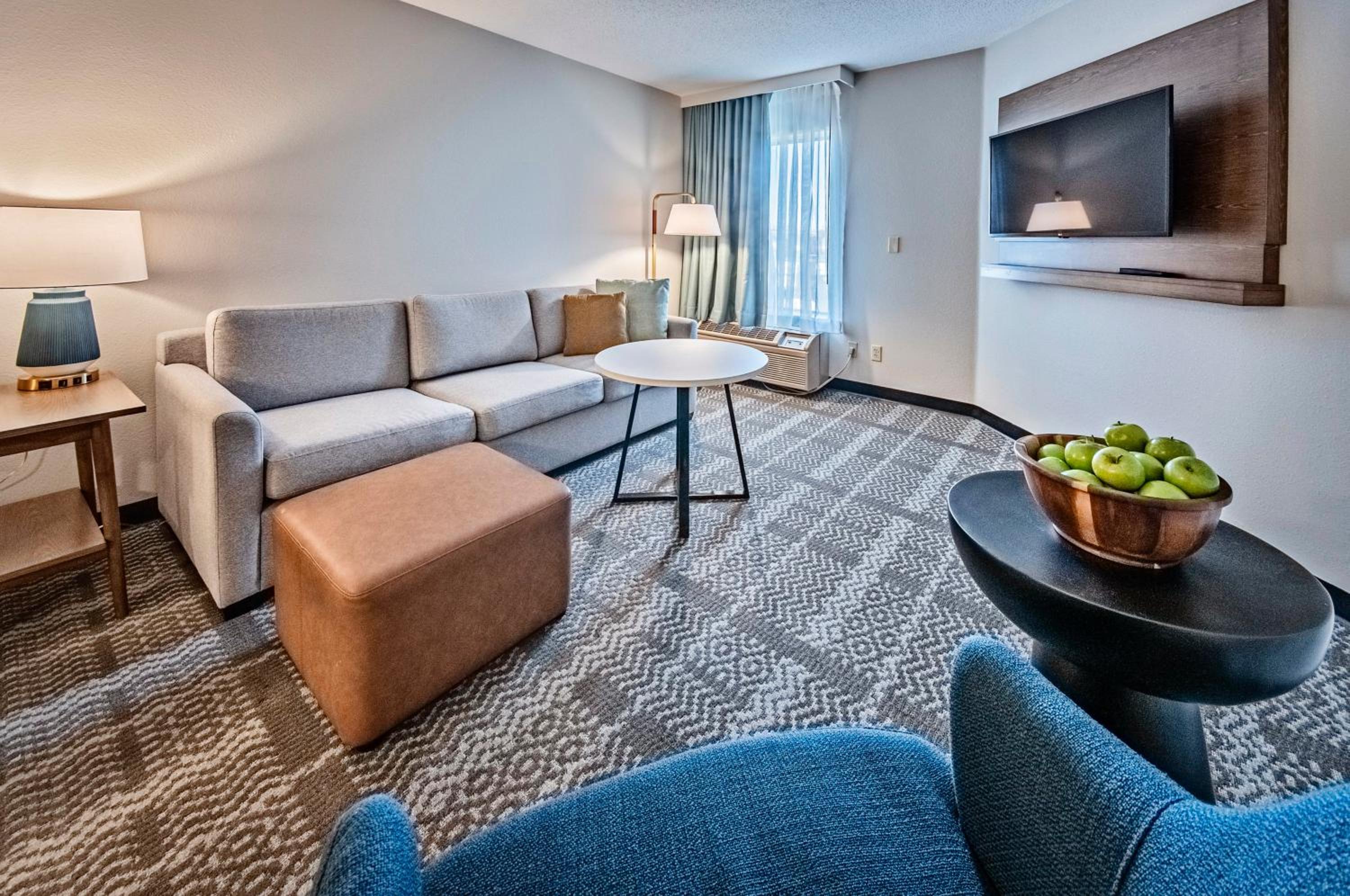 One Bedroom Suite with One Queen Bed - Photo 3