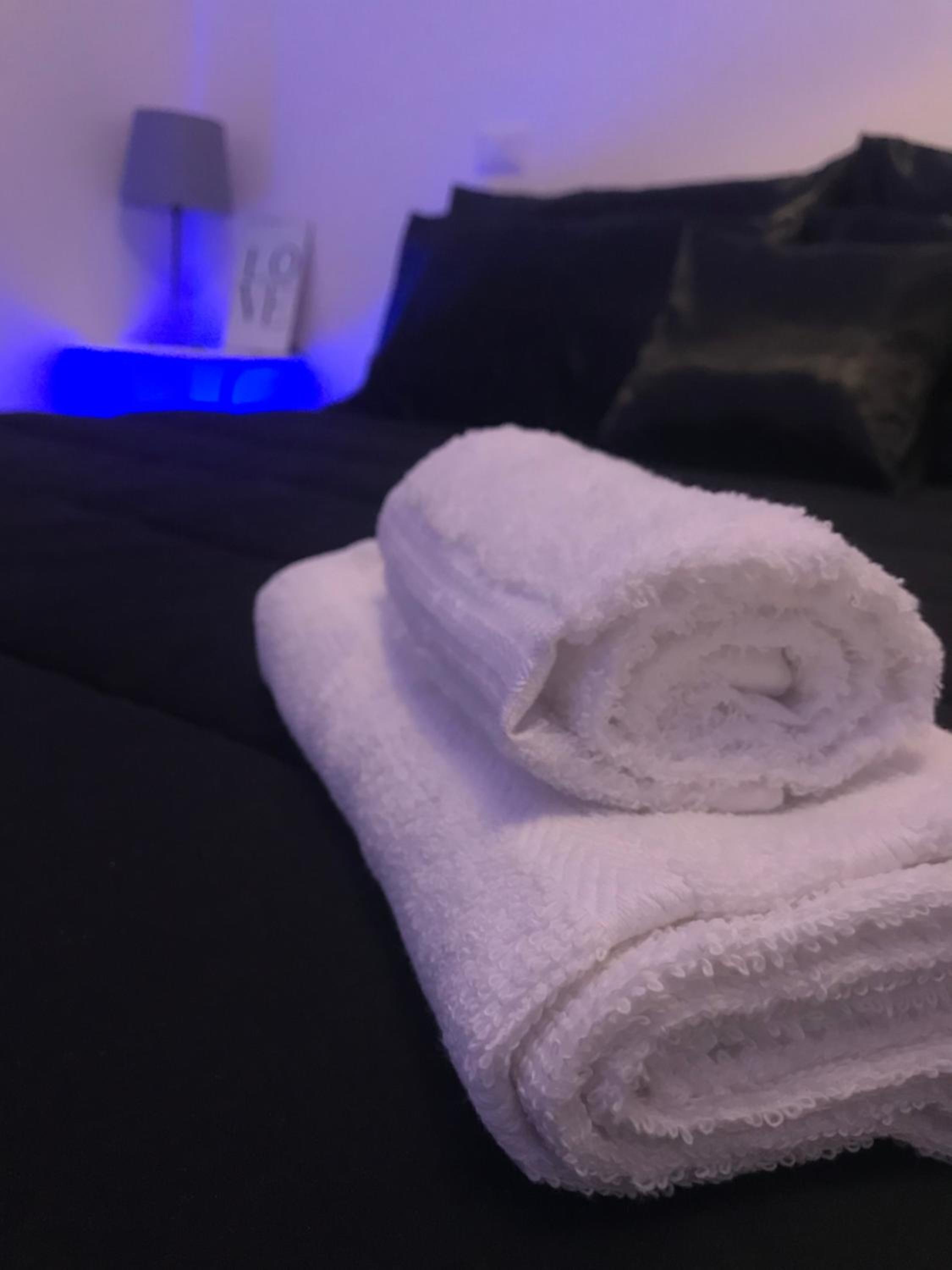 Deluxe Double Room with Bath - Photo 4