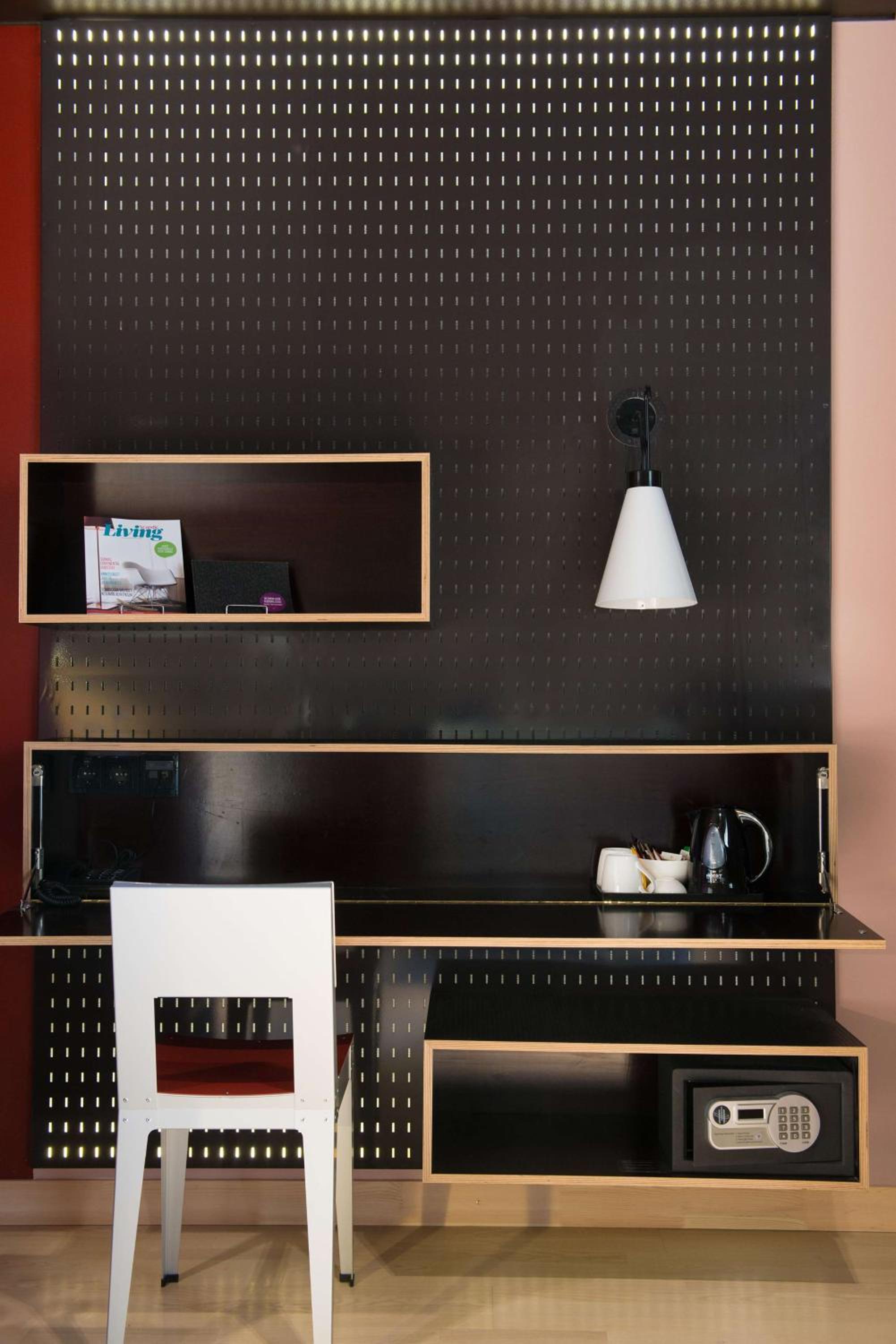 Superior Family Room - Photo 1