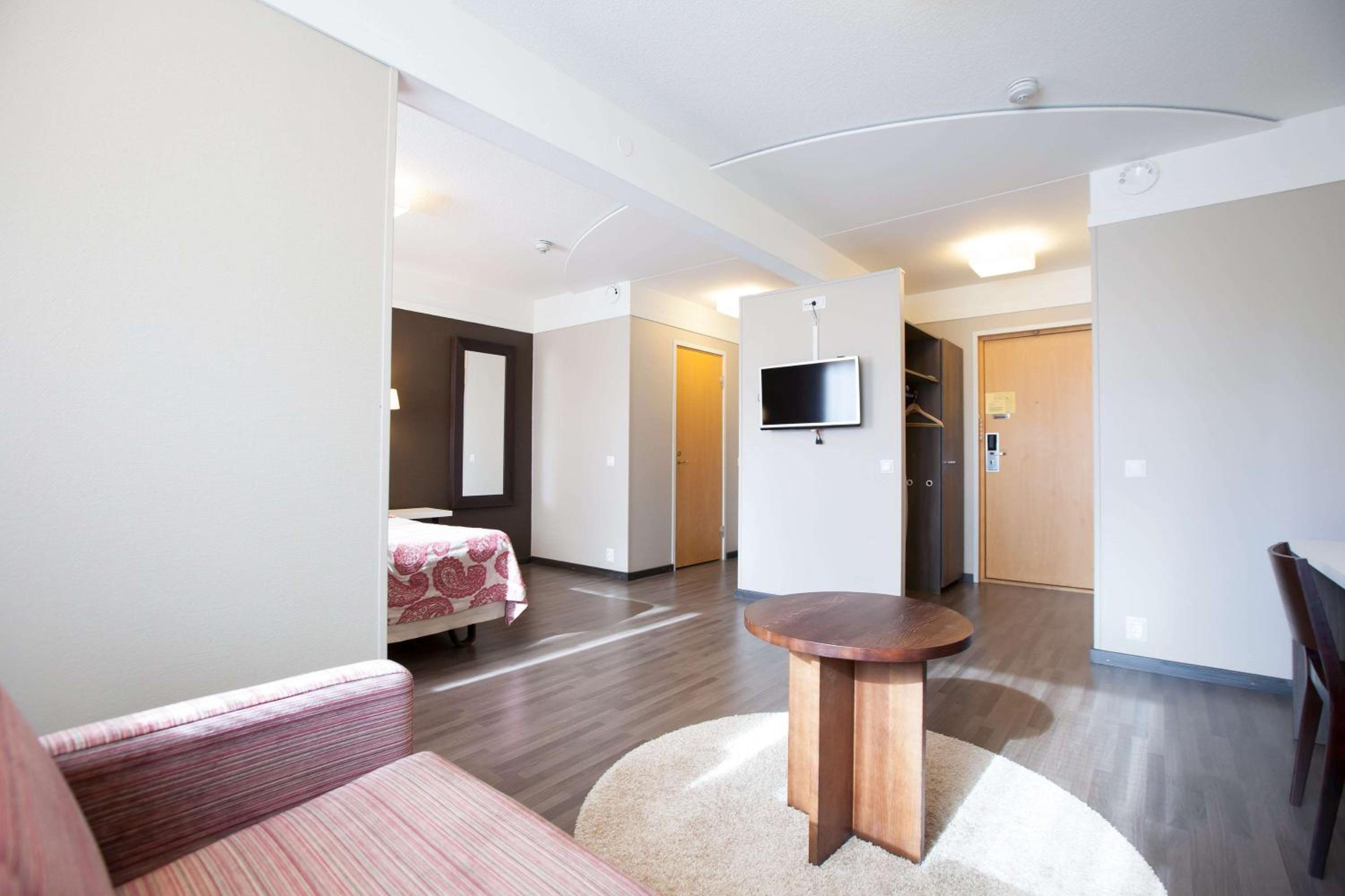 Family Room (2 Adults and 2 Children) - Photo 2
