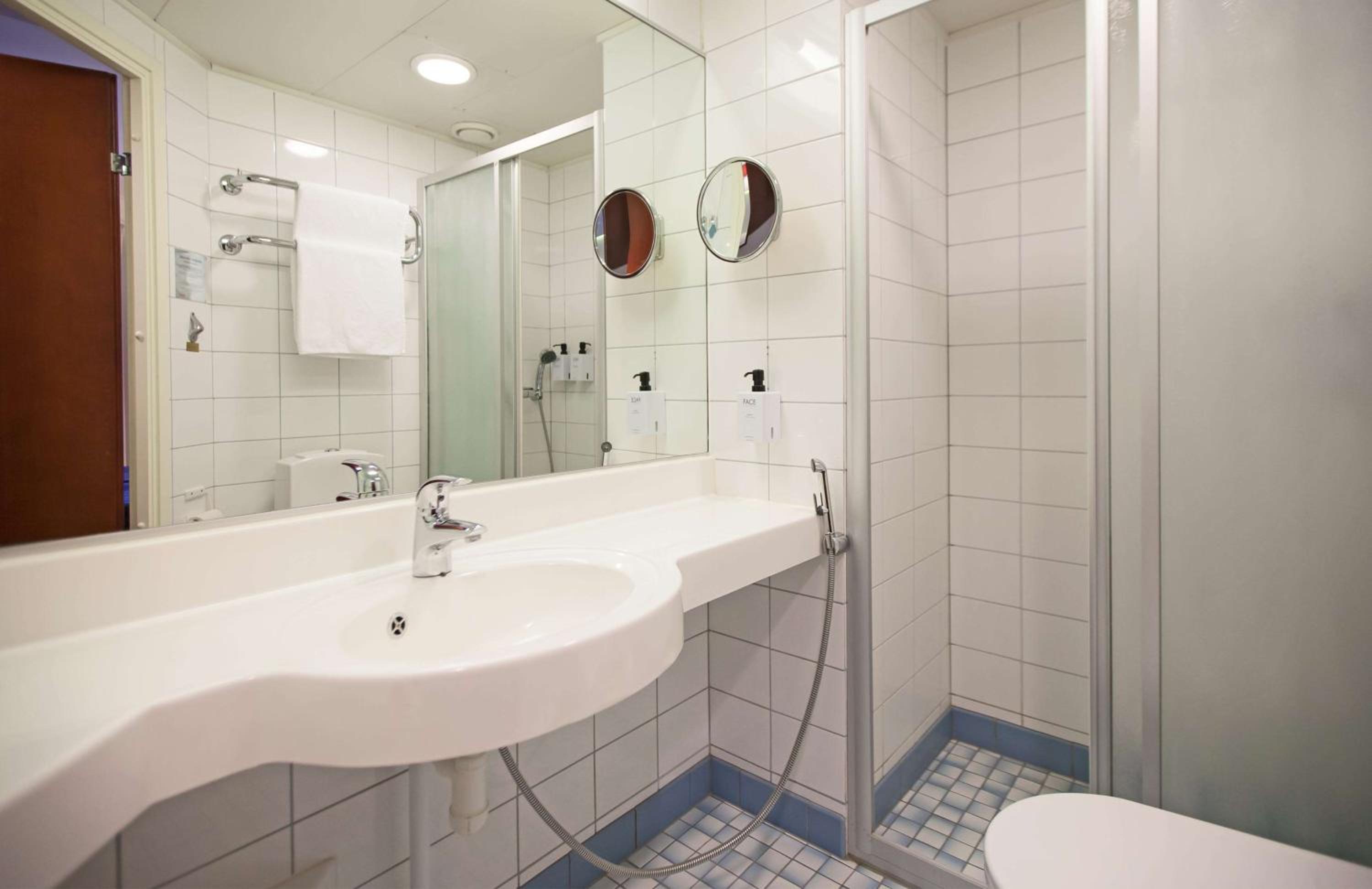 Standard Twin Room - Photo 5
