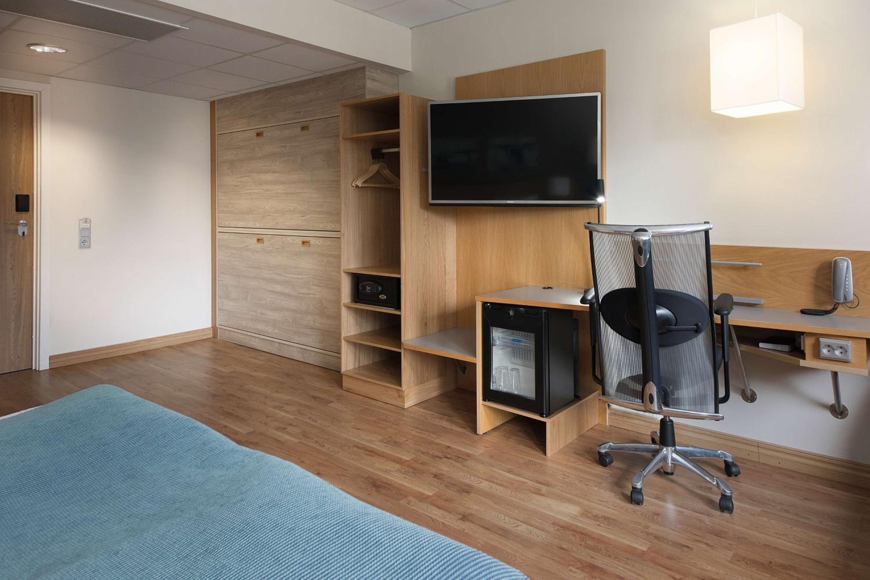 Family Room - Photo 4